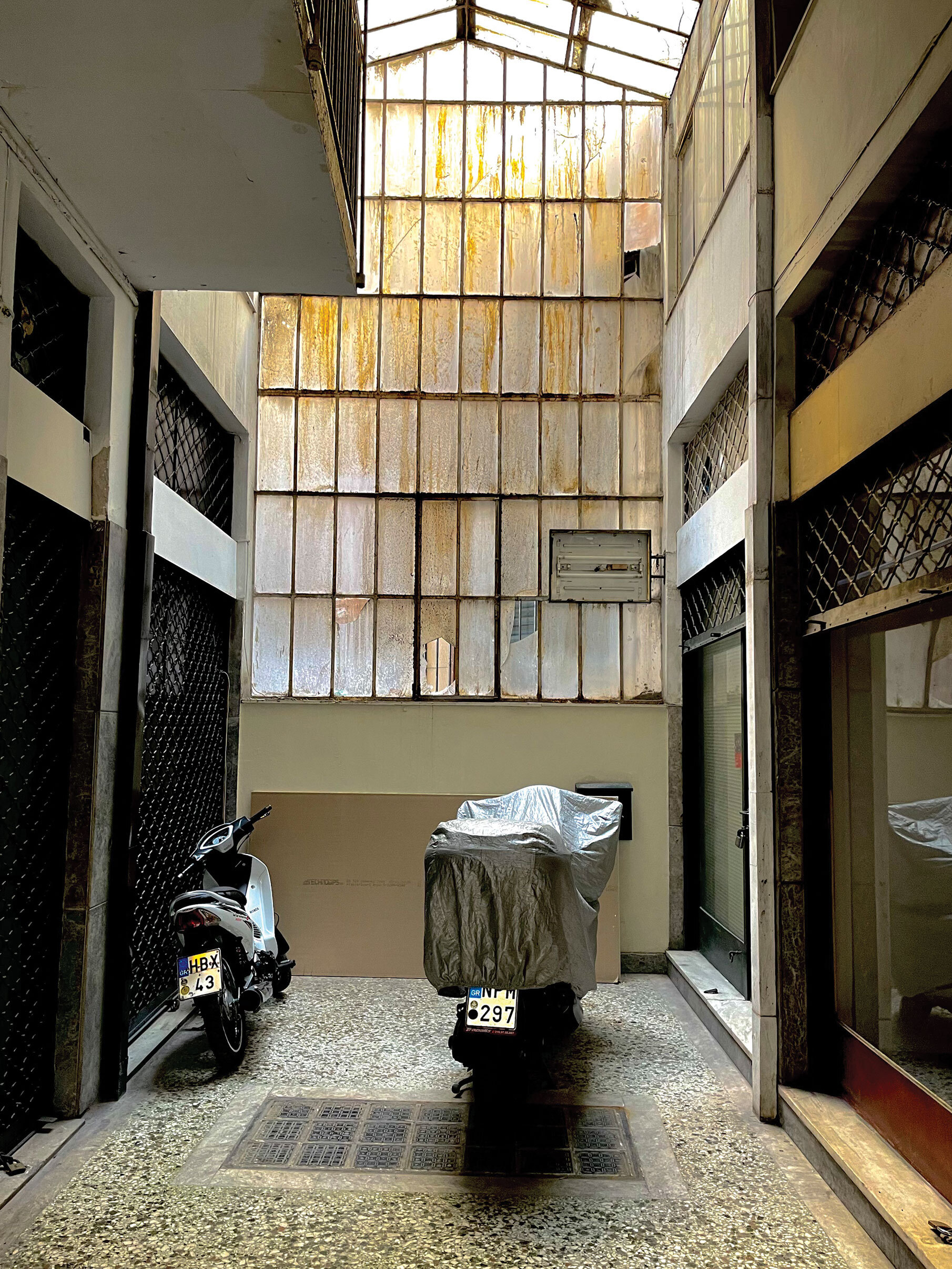 Ακάλυπτος πολυκατοικίας στην Κυψέλη