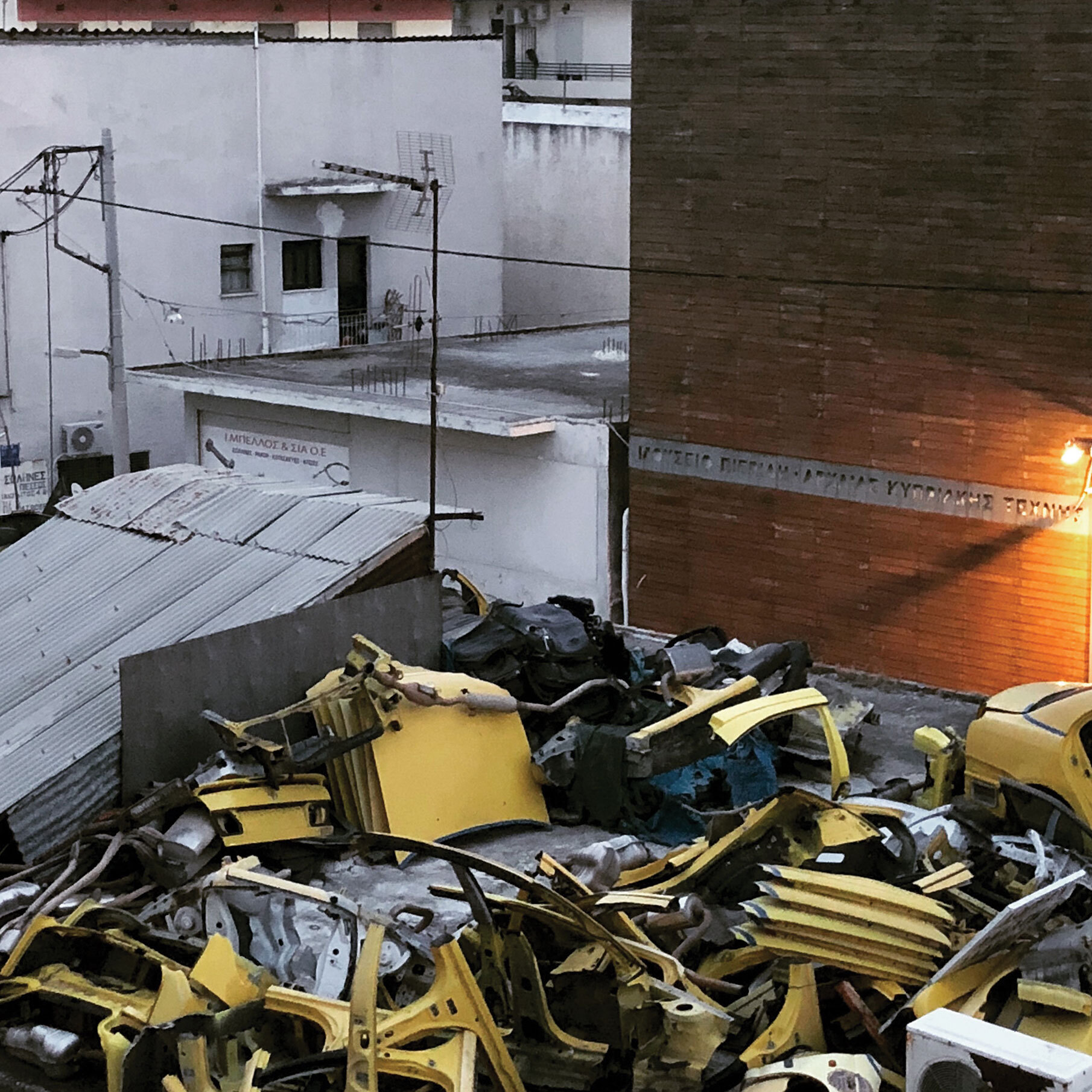 Ακάλυπτος πολυκατοικίας στο Θέατρο Vault