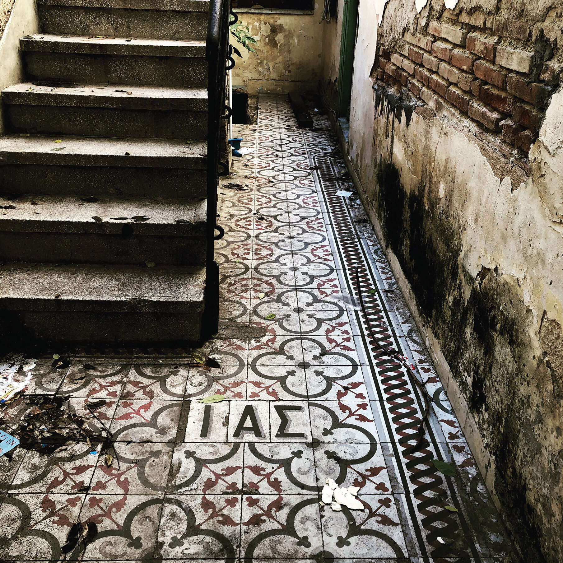 Ακάλυπτος πολυκατοικίας στα Εξάρχεια