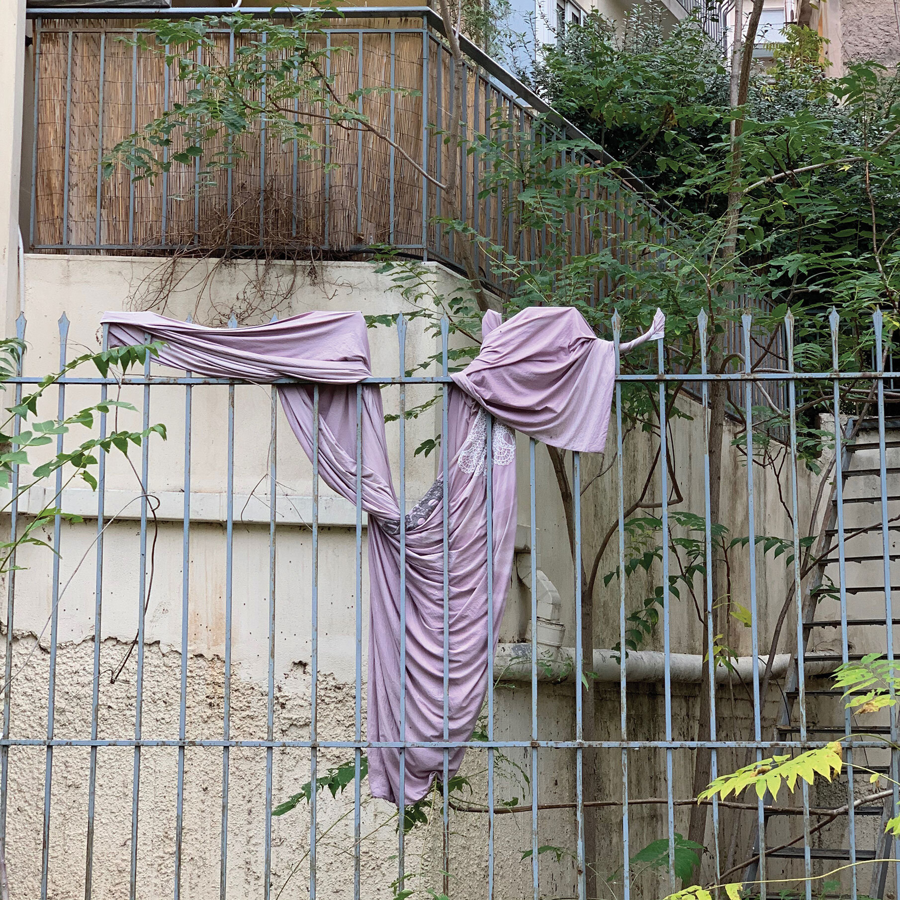 Ακάλυπτος πολυκατοικίας στο Μετς