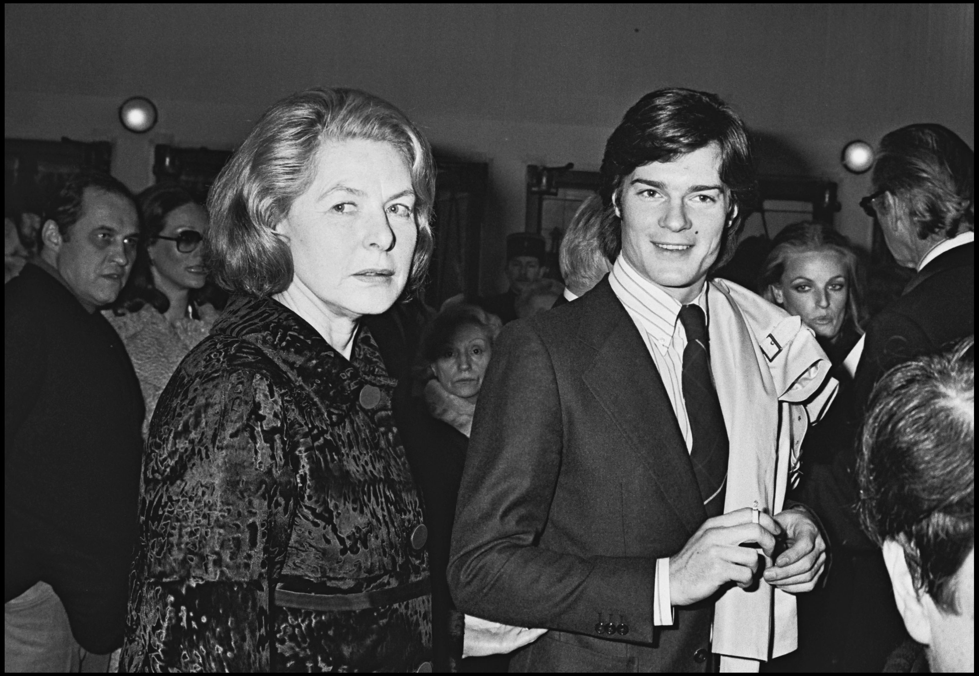 Η Ingrid Bergman με το γιο της Roberto Rossellini σε πάρτι, 1976