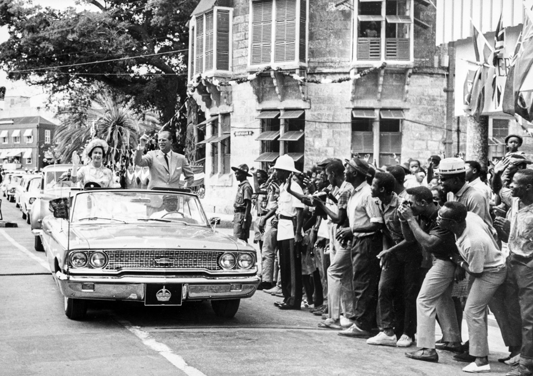 Η βασίλισσα Ελισάβετ και ο πρίγκιπας Φίλιππος στα Μπαρμπάντος