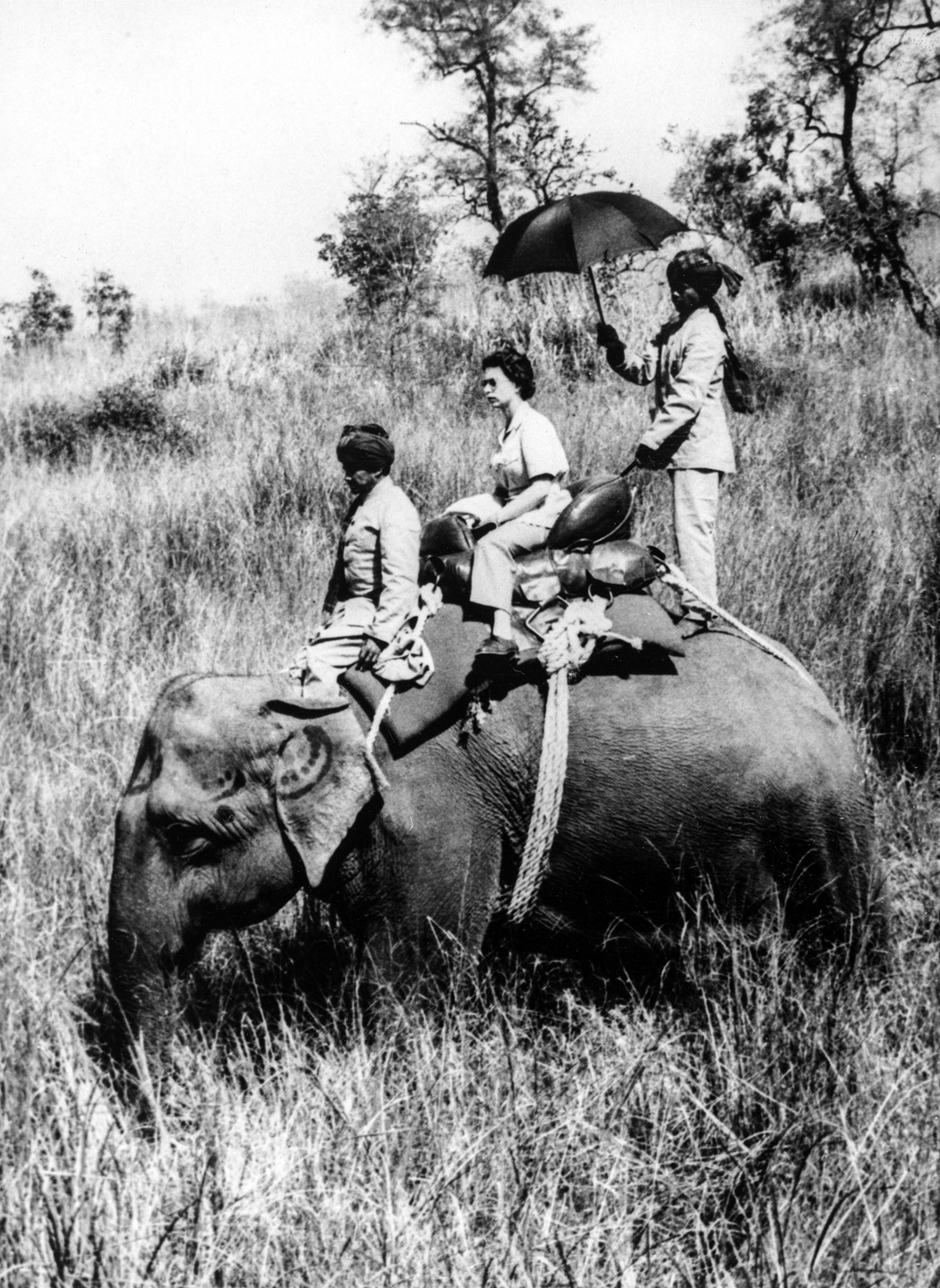 H βασίλισσα Ελισάβετ πάνω σε ελέφαντα σε κυνήγι θηραμάτων στο Νεπάλ το 1961