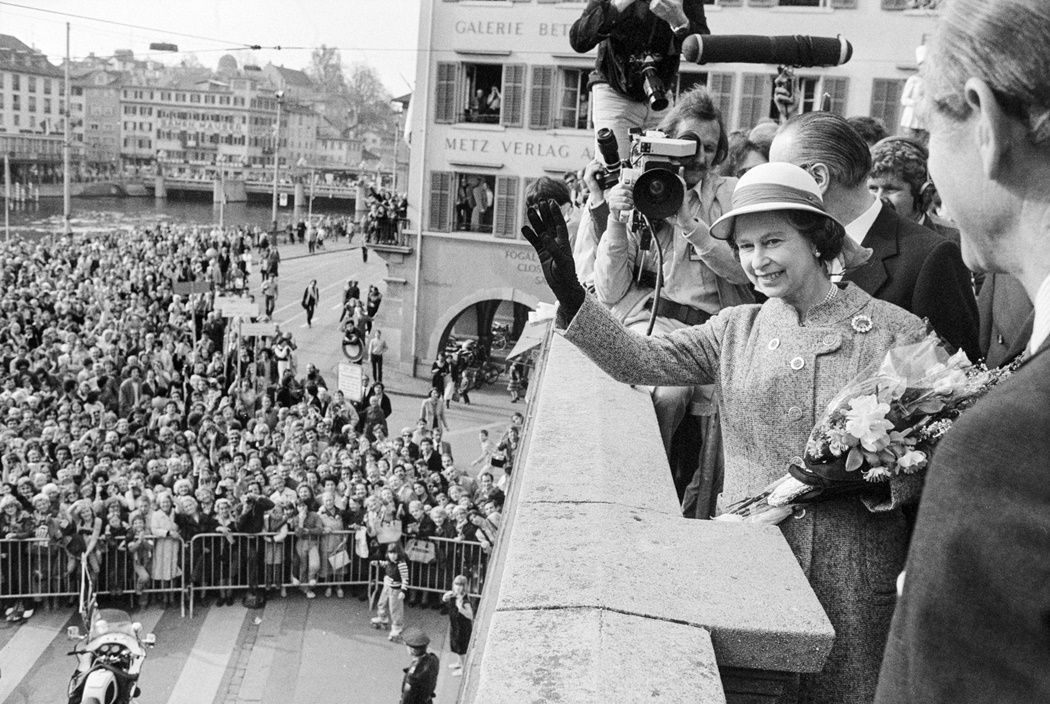 Η βασίλισσα Ελισάβετ χαιρετά το πλήθος κατά την επίσημη επίσκεψή της στην Ελβετία το 1980