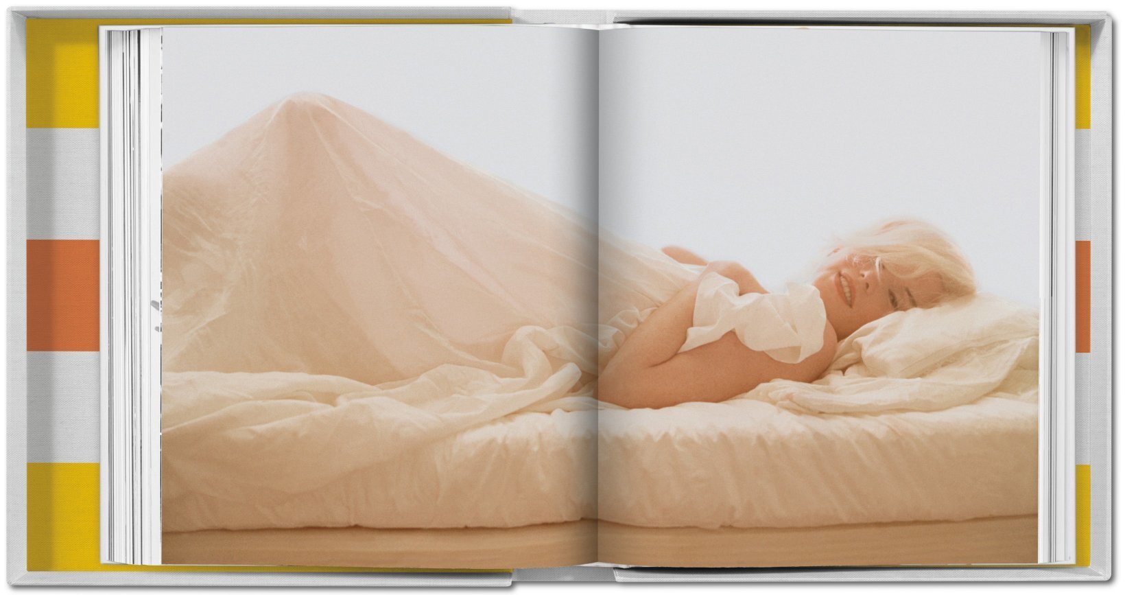Το συλλεκτικό λεύκωμα της TASCHEN για τη Marilyn Monroe με τις σπάνιες φωτογραφίες του Bern Stern και τα κείμενα του βραβευμένου συγγραφέα και δημοσιογράφου Norman Mailer.