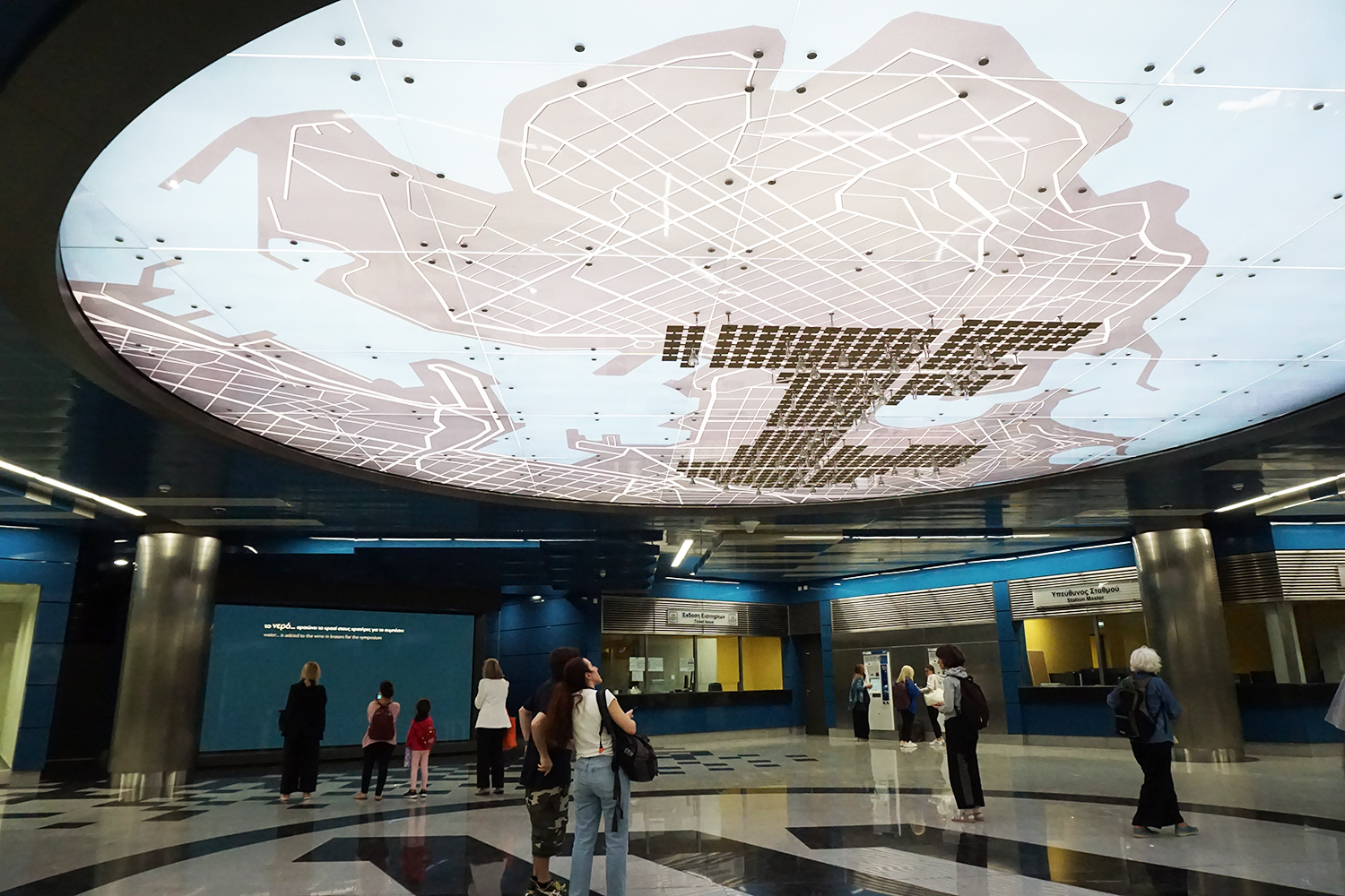 Ο χάρτης στην οροφή του σταθμού «Δημοτικό Θέατρο»