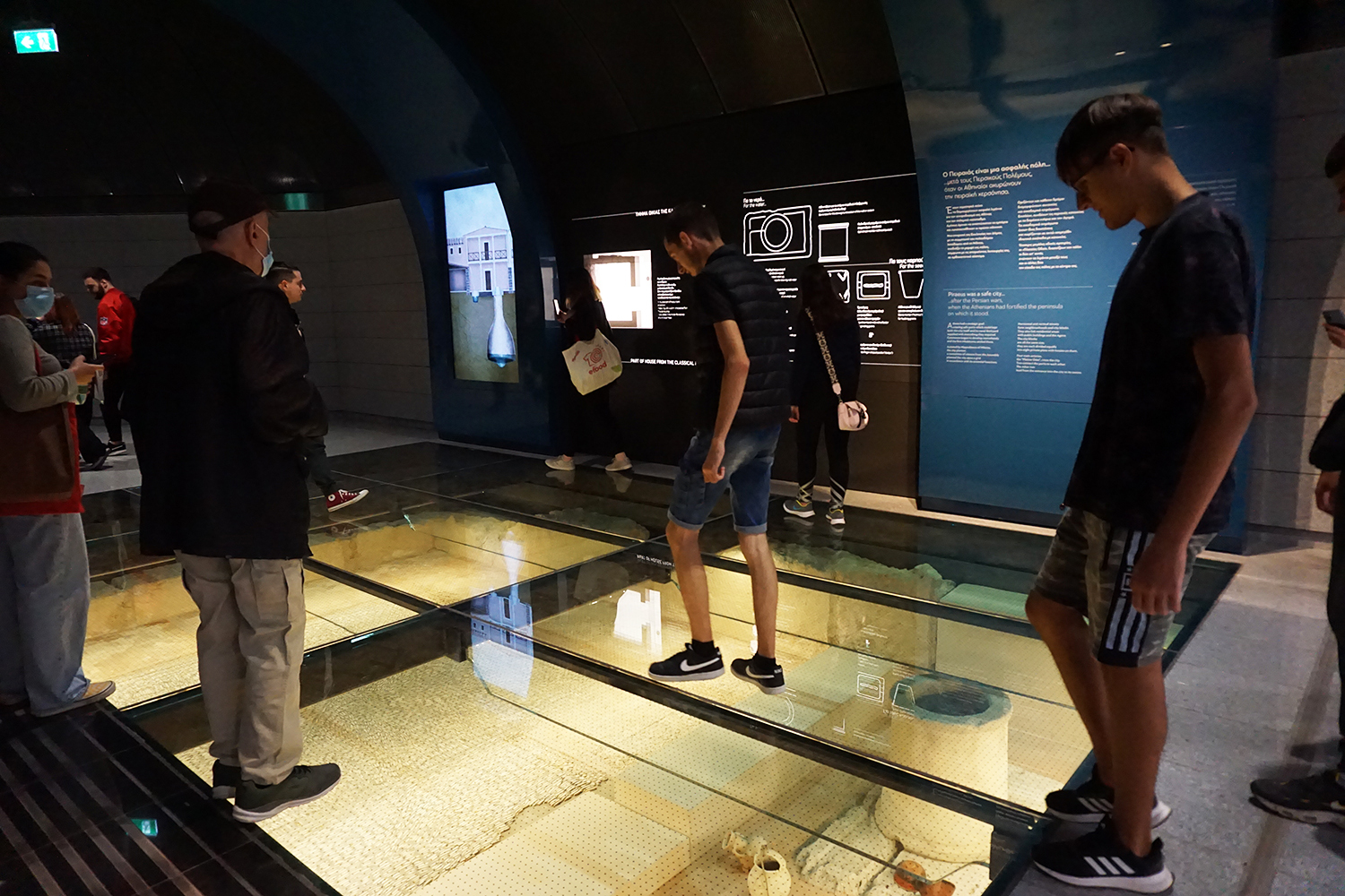 Άποψη της μόνιμης έκθεσης αρχαιοτήτων που υπάρχει στον σταθμό. 