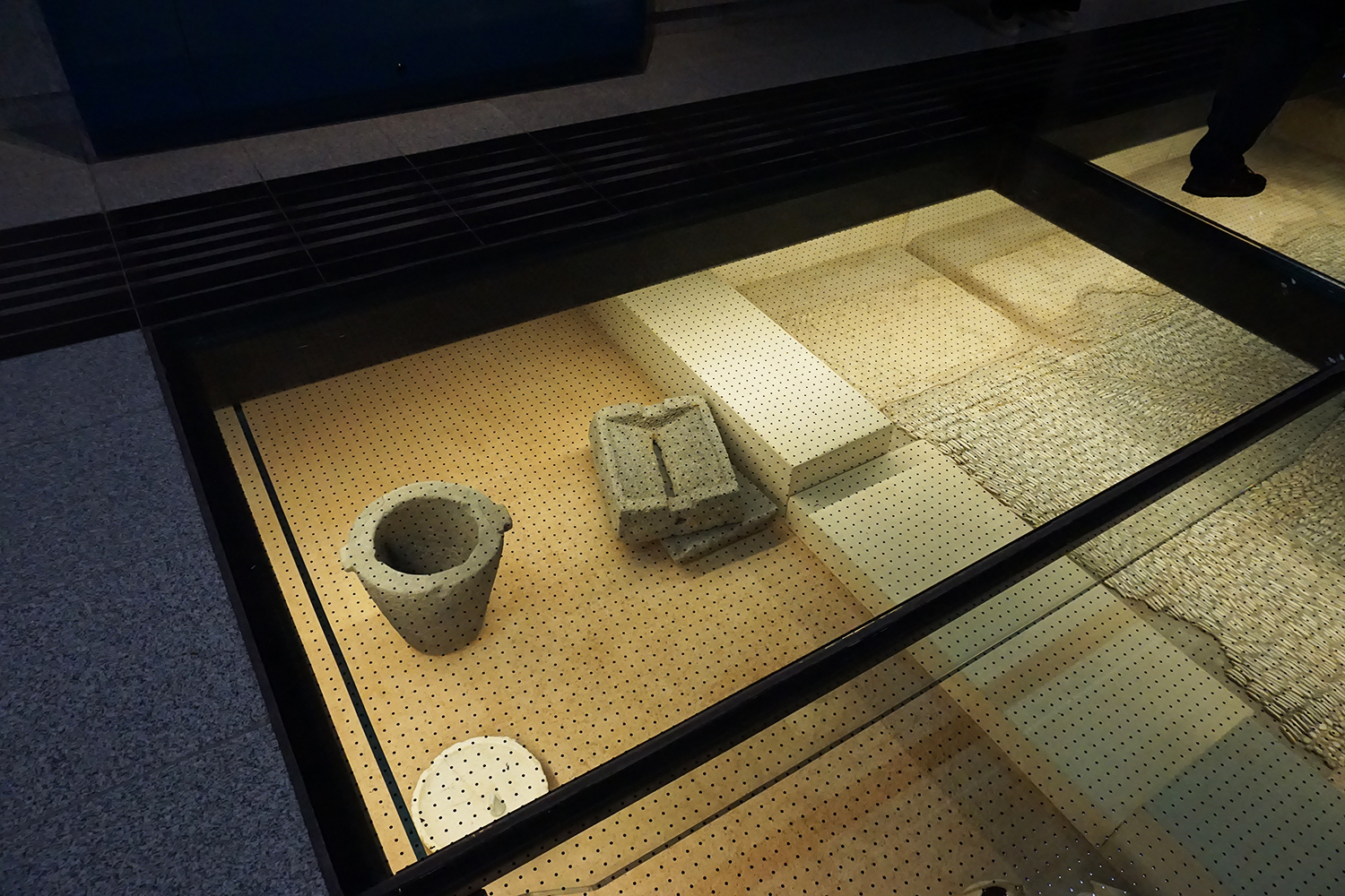 Ευρήματα που εκτίθενται στην μουσειακή έκθεση του σταθμού «Δημοτικό Θέατρο». 