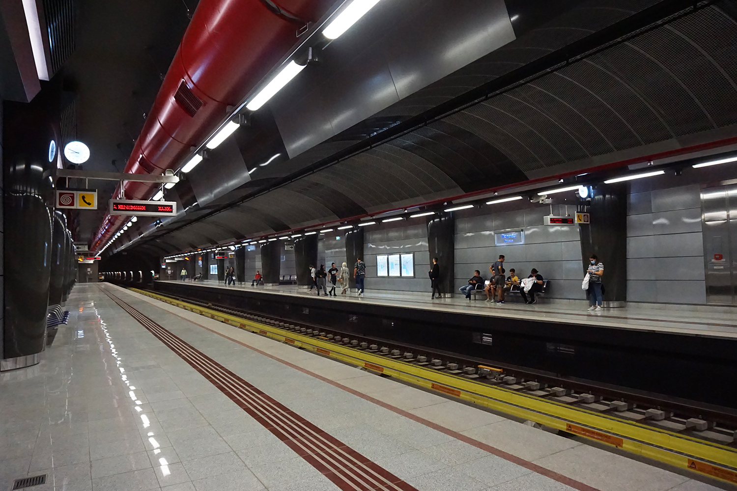 Ο σταθμός «Πειραιάς». 