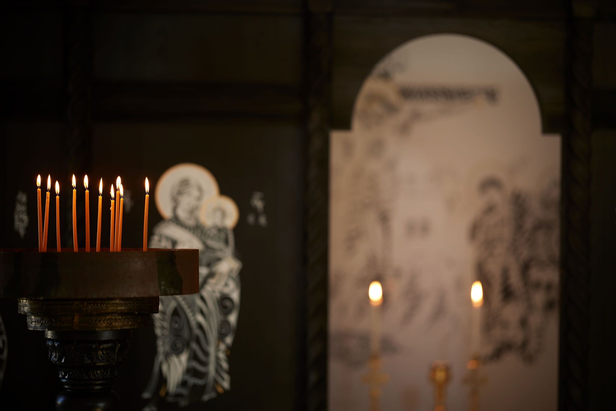 Kalesma Mykonos: Εικονογράφηση ορθόδοξου ελληνικού ναού με γραμμική γραφή - Στη δημοσιότητα εικόνες από το σπουδαίο έργο στο εκκλησάκι του Αγίου Δημητρίου.