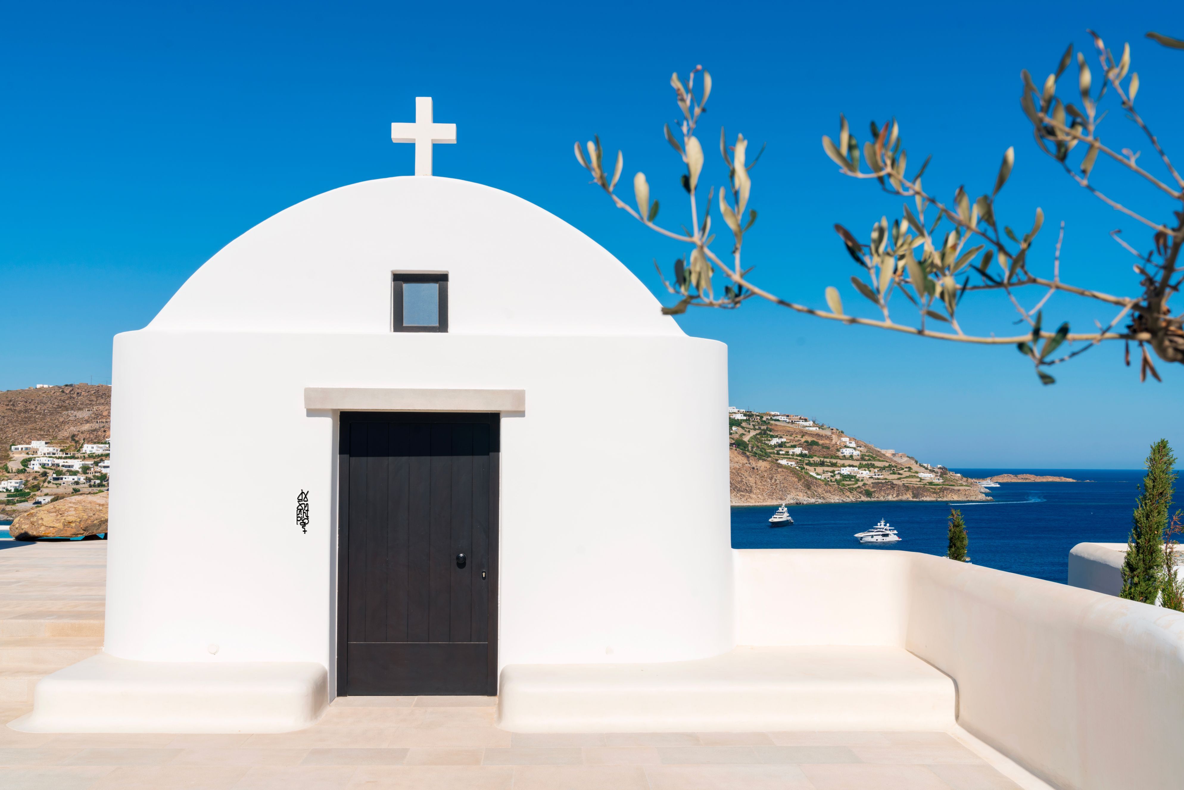 Kalesma Mykonos: Εικονογράφηση ορθόδοξου ελληνικού ναού με γραμμική γραφή - Στη δημοσιότητα εικόνες από το σπουδαίο έργο στο εκκλησάκι του Αγίου Δημητρίου.