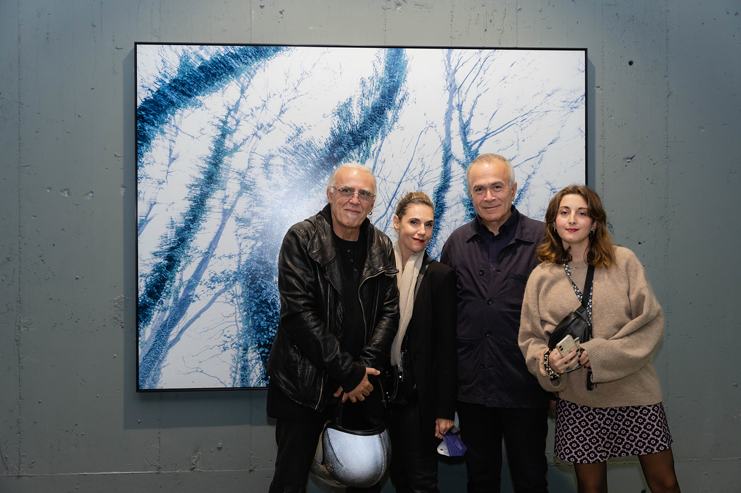 Από αριστερά: Ο οδοντίατρος Δημήτρης Χαλαωνίτης με την δημοσιογράφο Έφη Φαλίδα και τον σύζυγό της και επιμελητή της έκθεσης αρχιτέκτονα Γιώργος Τζιρτζιλάκης