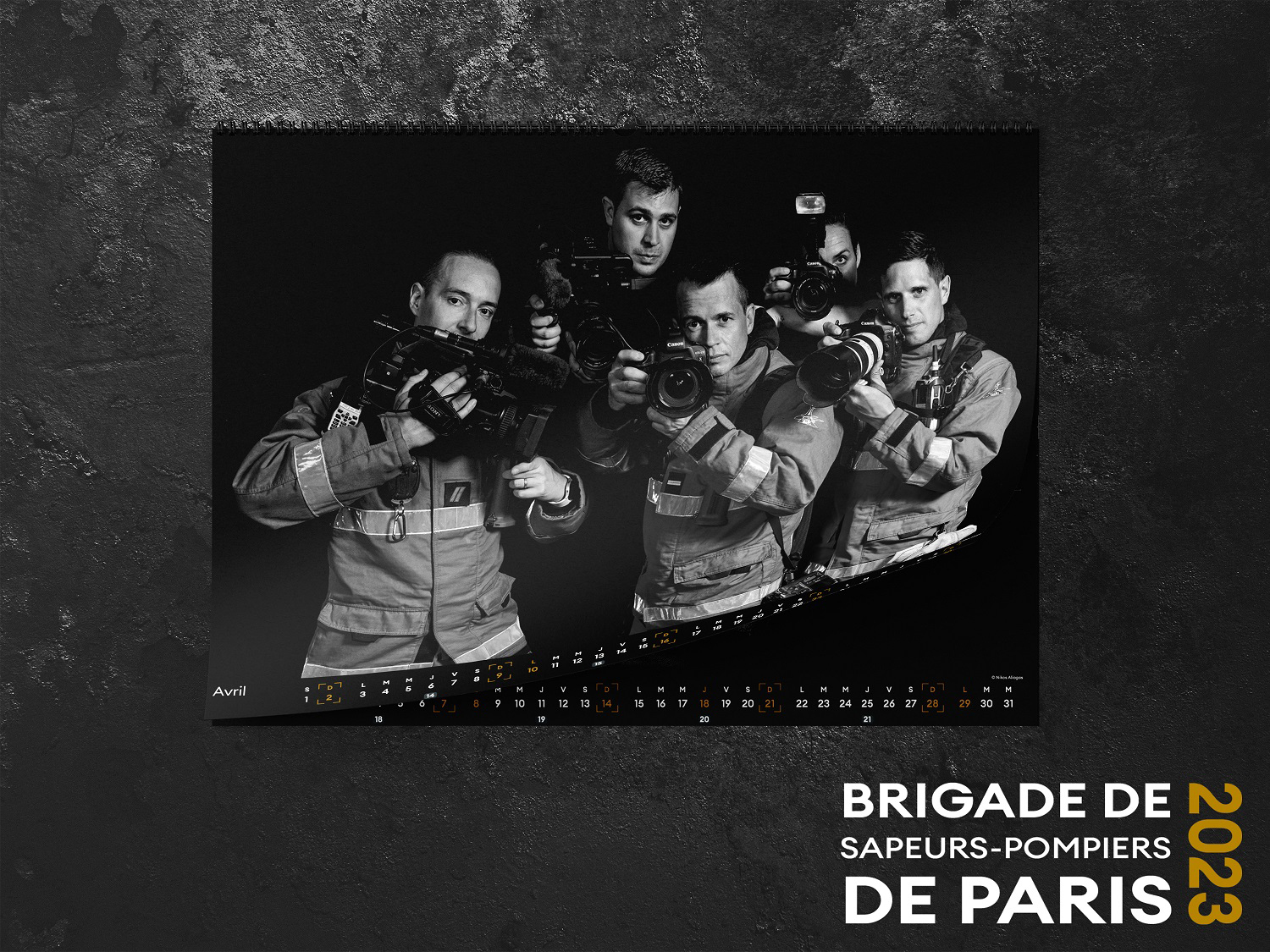 Ο Νίκος Αλιάγας φωτογραφίζει τους Γάλλους πυροσβέστες στο κέντρο διάσωσης Rousseau για το ημερολόγιο του 2023.