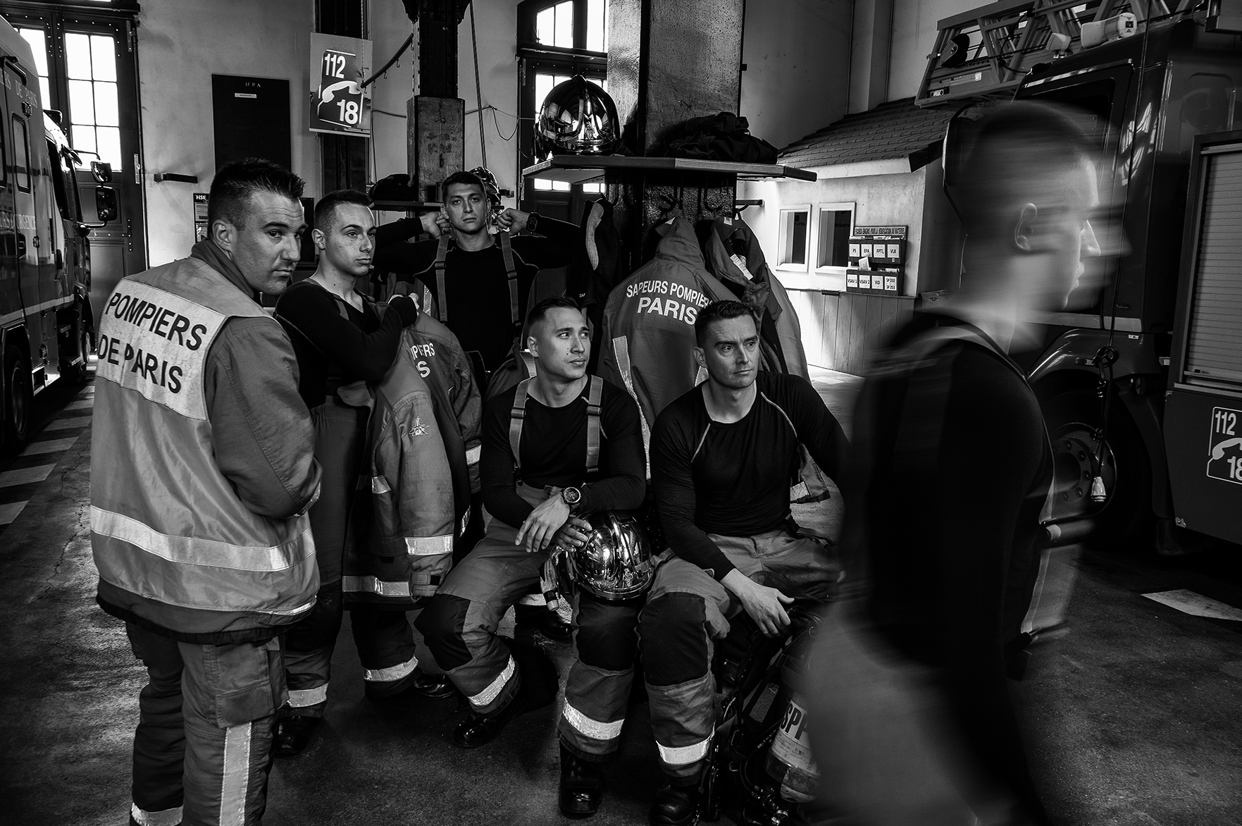 Ο Νίκος Αλιάγας φωτογραφίζει τους Γάλλους πυροσβέστες στο κέντρο διάσωσης Rousseau για το ημερολόγιο του 2023.