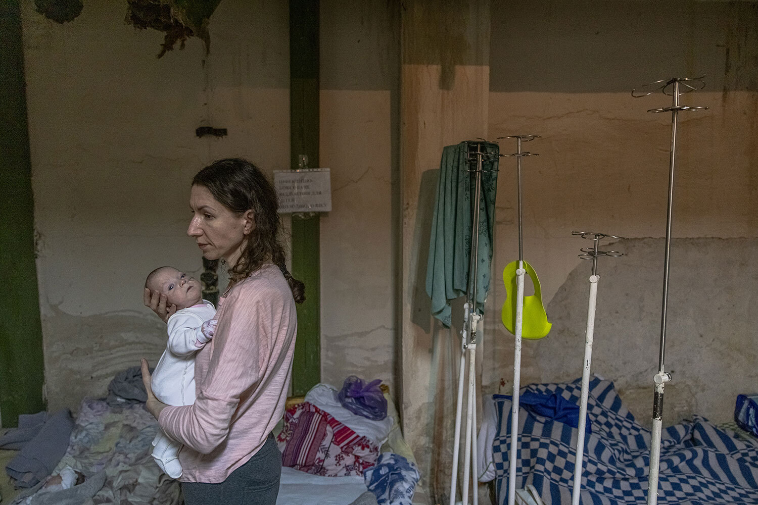 Μητέρα στο Χάρκοβο κρατά στην αγκαλιά το νεογέννητο παιδί της