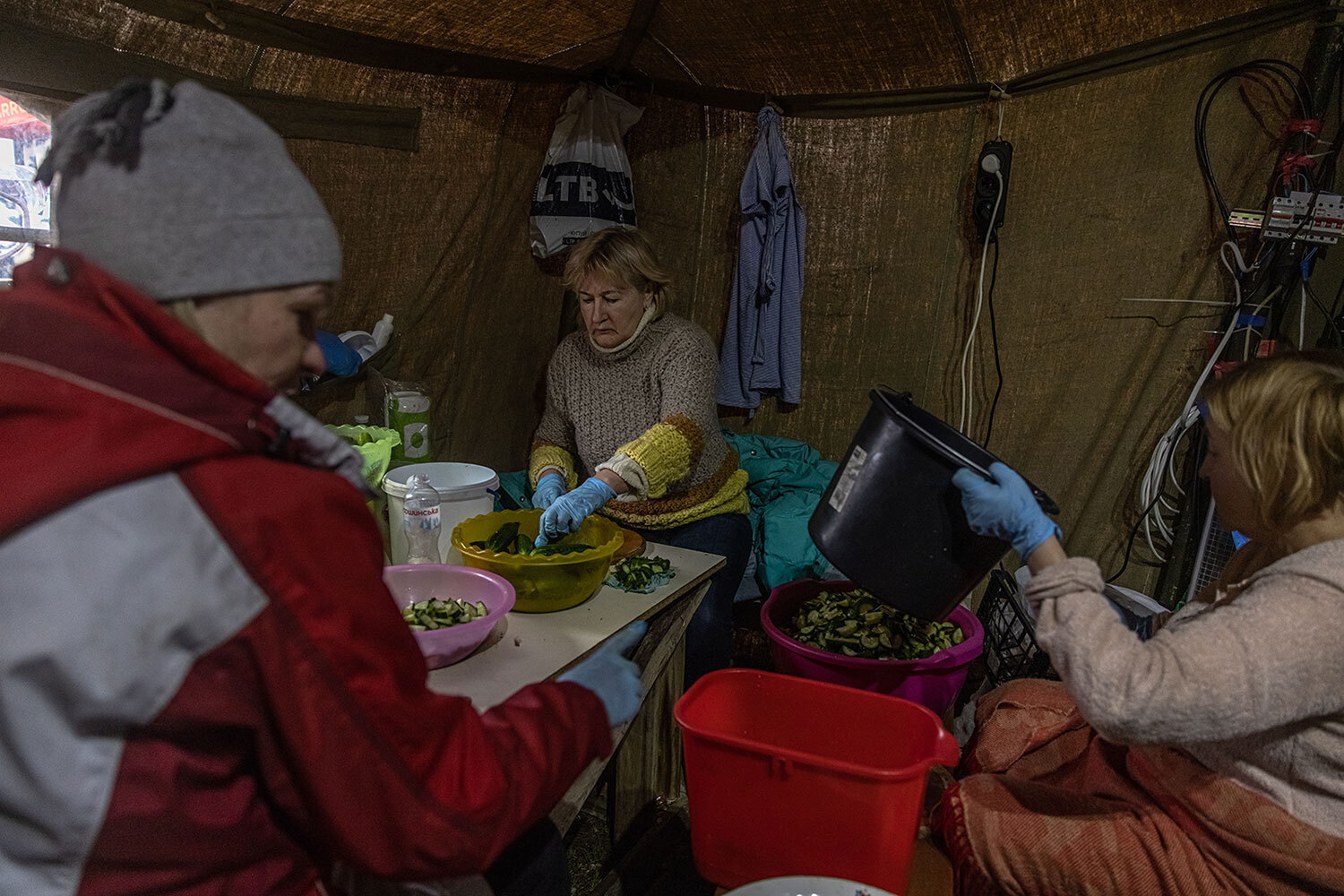 Γυναίκες μαγειρεύουν για τους στρατιώτες μέσα σε τέντες κοντά σε σημεία ελέγχου στο Κίεβo