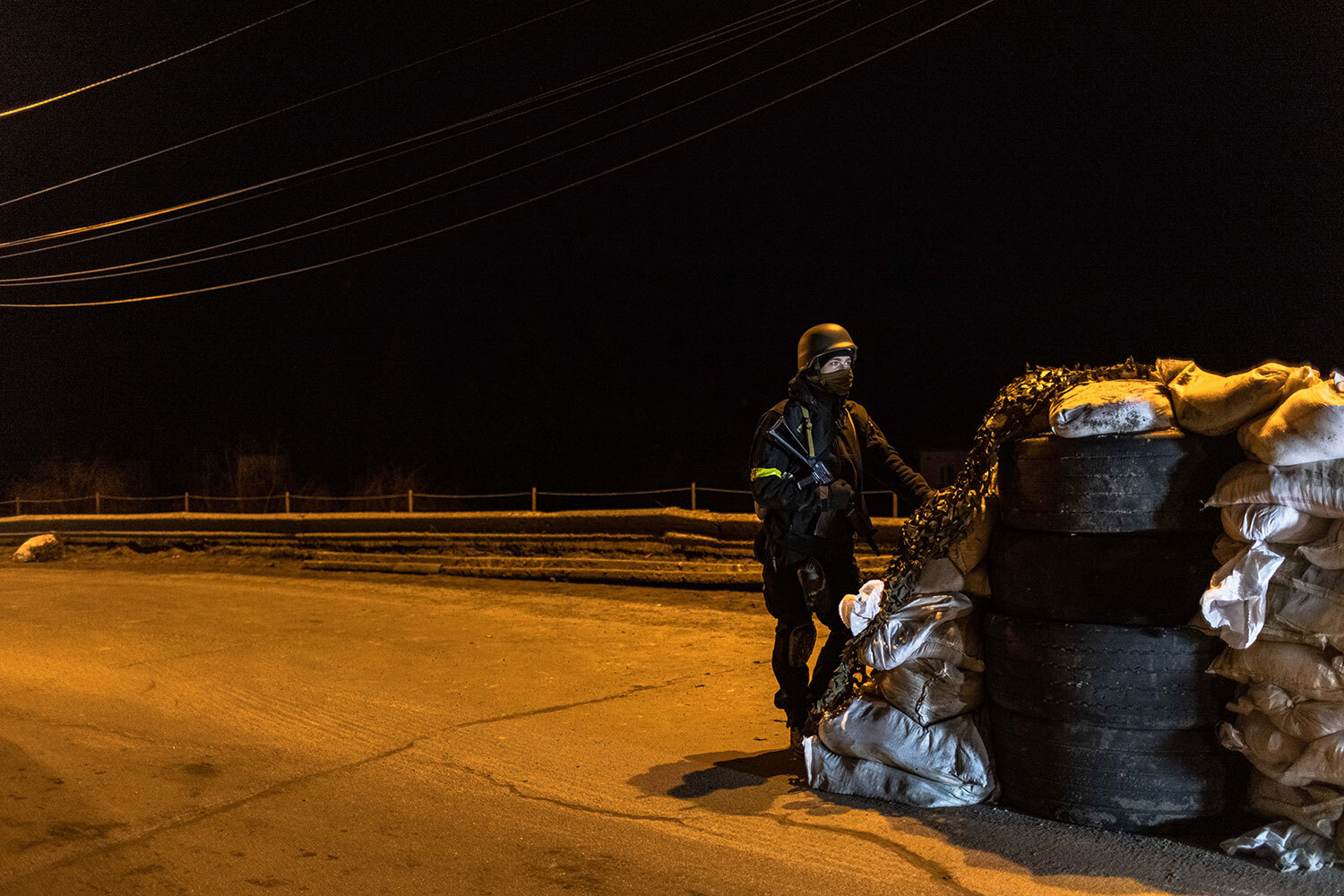 Ουκρανός στρατιώτης σε νυχτερινή σκοπιά σε σημείο ελέγχου στο Κίεβο