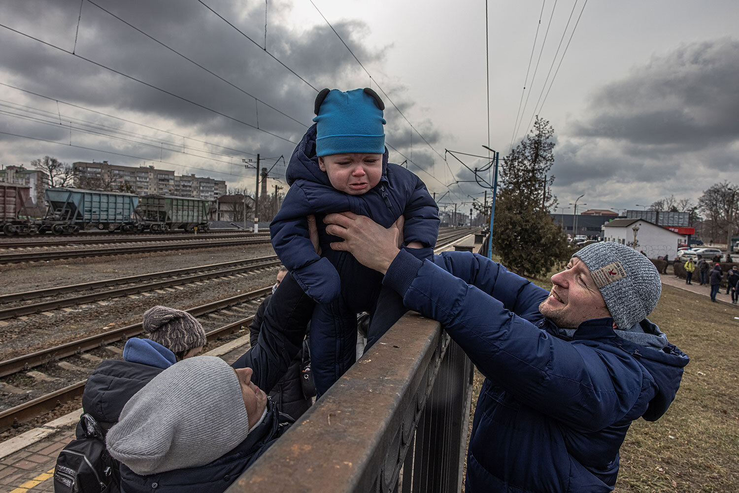 Πατέρας αποχωρίζεται το παιδί του στο Ιρπίν της Ουκρανίας