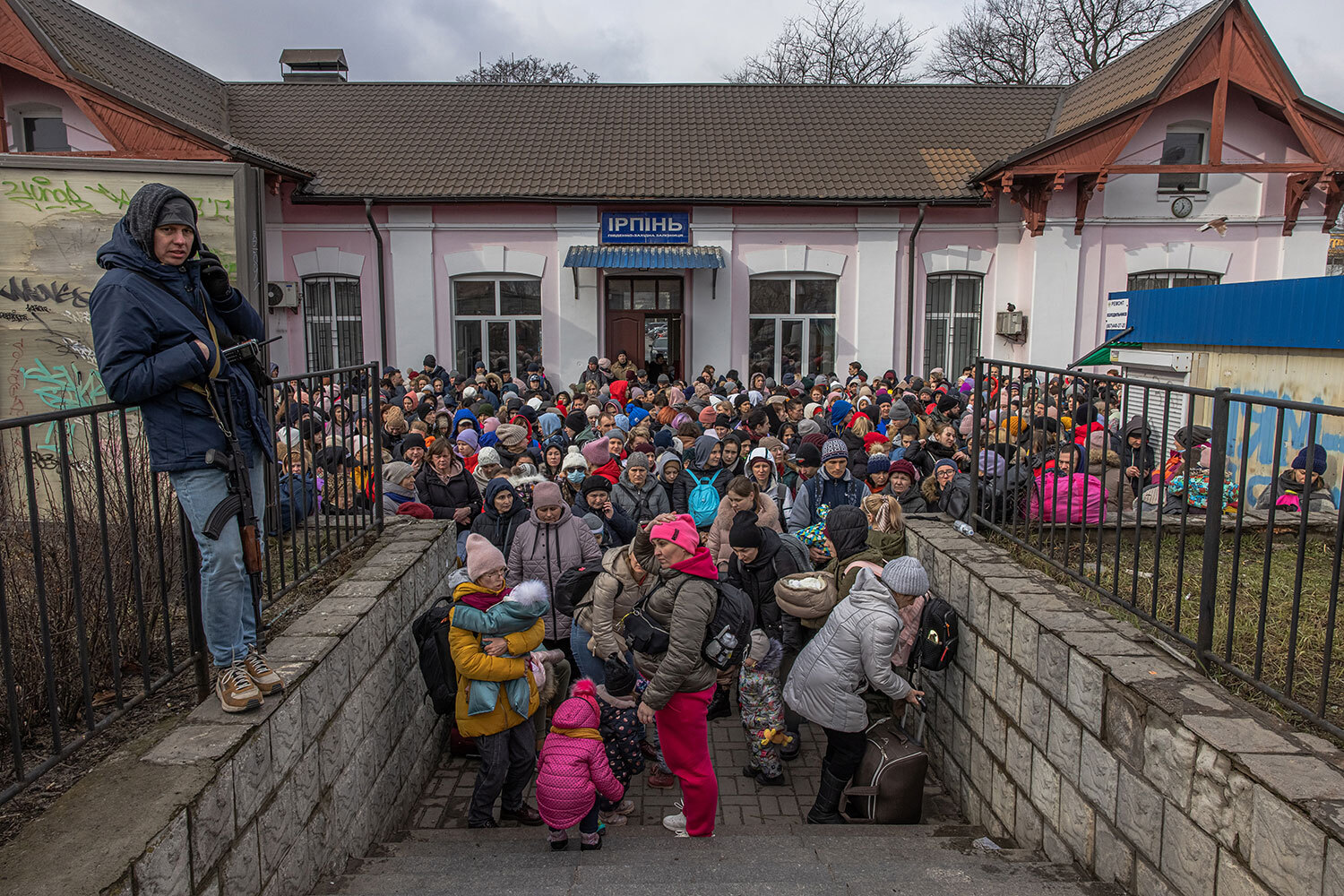 Κάτοικοι ετοιμάζονται να  εκκενώσουν την πόλη Ιρπίν