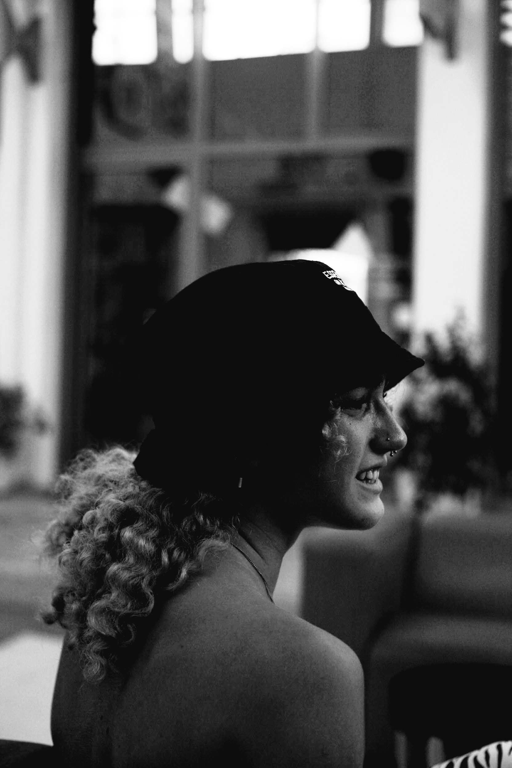 Συνέντευξη: Η φωτογράφος Σίλβια Τσομπανάκη μιλάει για τις εικόνες της έκθεσης «Ραπ Ντίβες» στην Εφημερίδα ATH