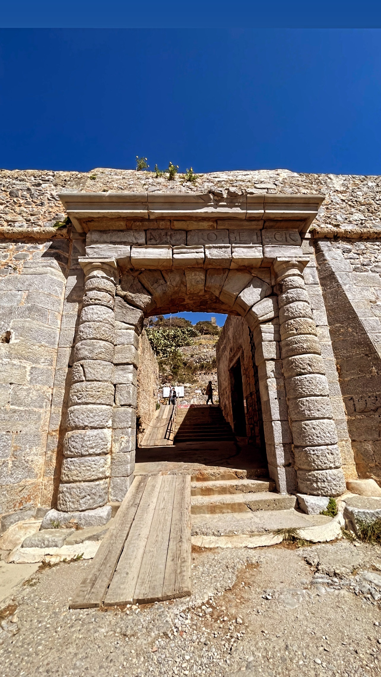 Οδοιπορικό στο χωριό Πλάκα, στη Σπιναλόγκα, εκεί που γυρίστηκε η τηλεοπτική σειρά «Το Νησί»