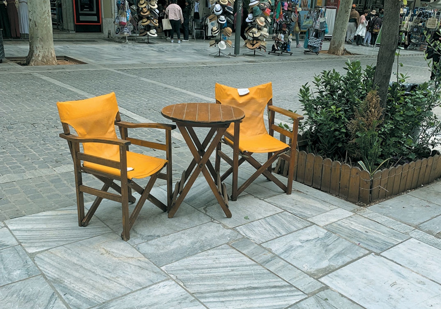 Τραπεζάκια σε ασυνήθιστες θέσεις σε δημόσιους χώρους 