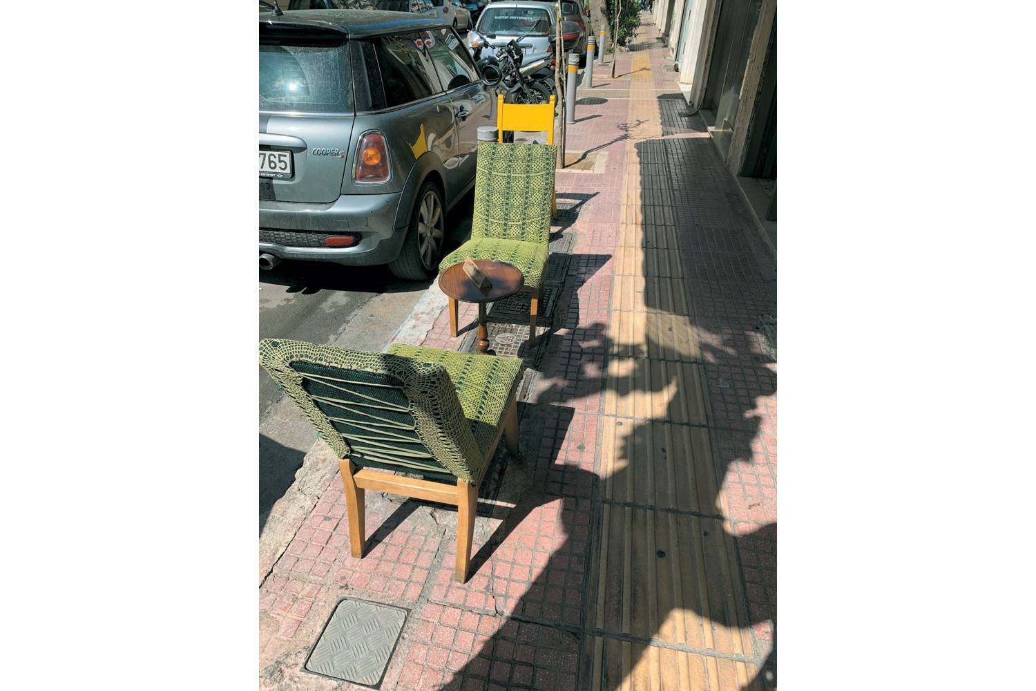 Τραπεζάκια σε ασυνήθιστες θέσεις σε δημόσιους χώρους 