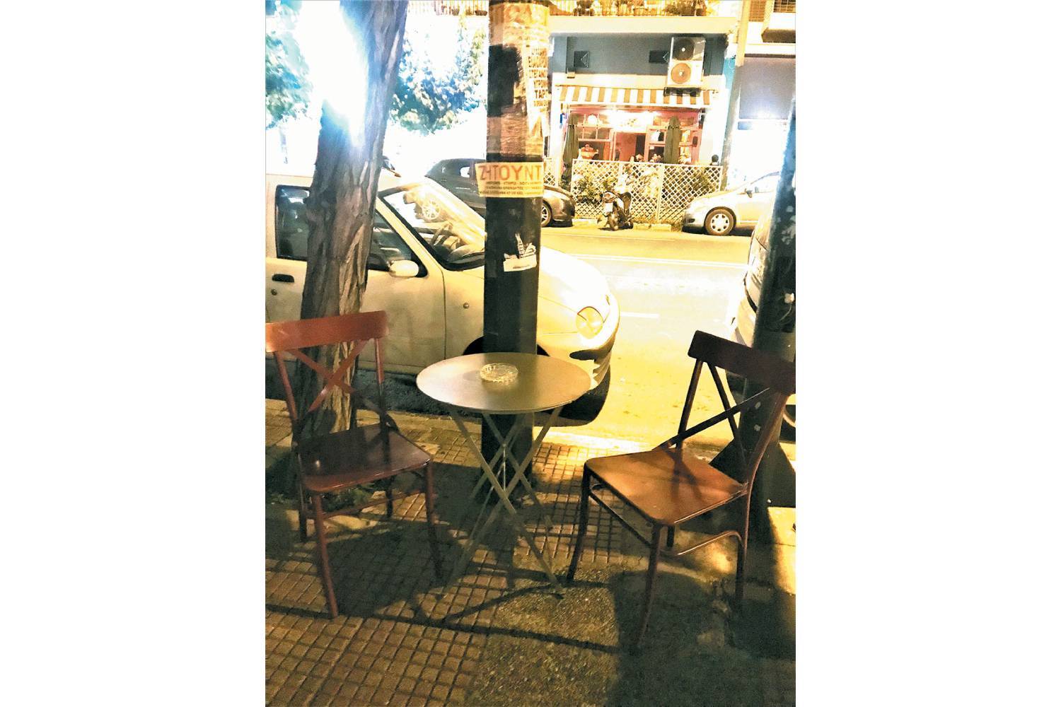 Τραπεζάκια σε ασυνήθιστες θέσεις σε δημόσιους χώρους 