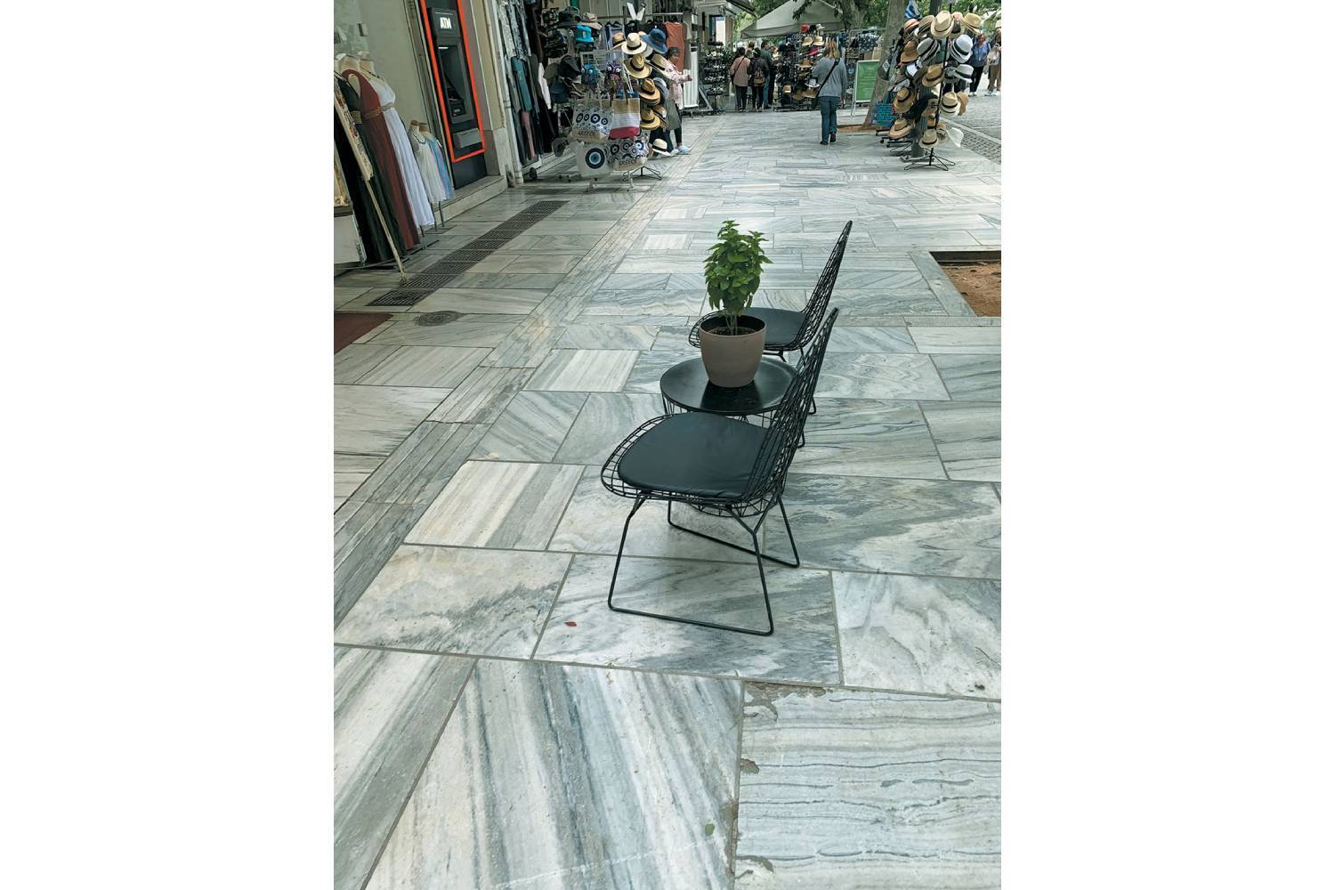 Τραπεζάκια σε ασυνήθιστες θέσεις σε δημόσιους χώρους 