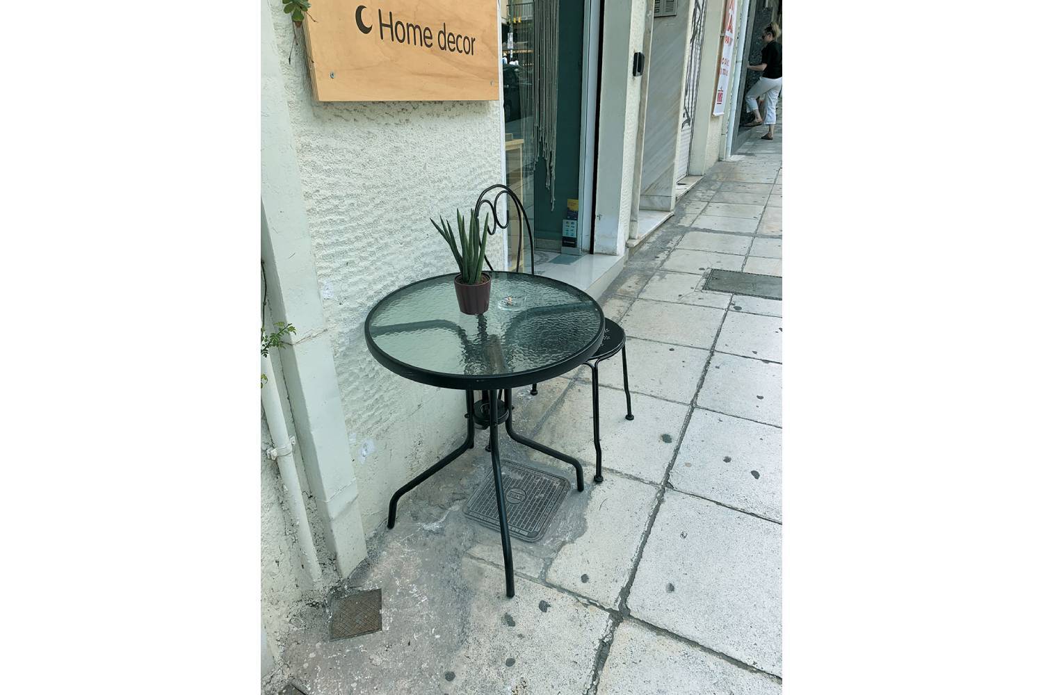 Τραπεζάκια σε ασυνήθιστες θέσεις σε δημόσιους χώρους 