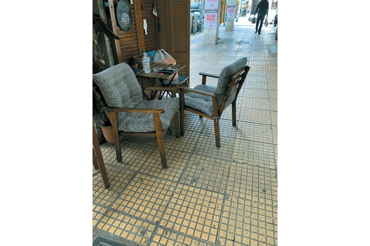 Τραπεζάκια σε ασυνήθιστες θέσεις σε δημόσιους χώρους 