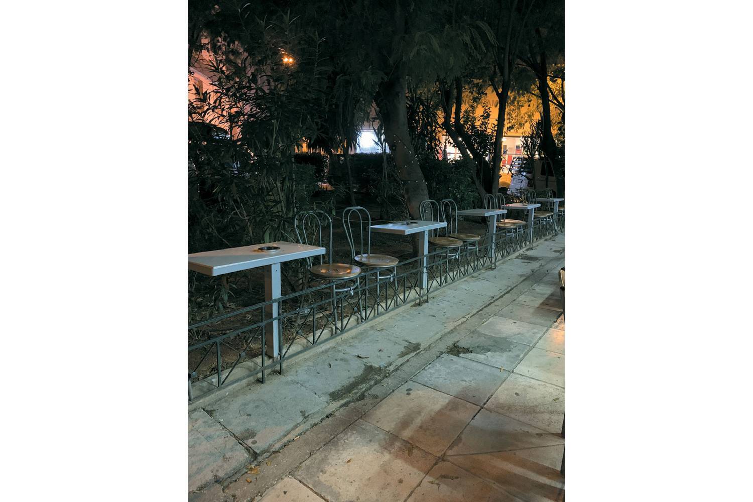 Τραπεζάκια σε ασυνήθιστες θέσεις σε δημόσιους χώρους 