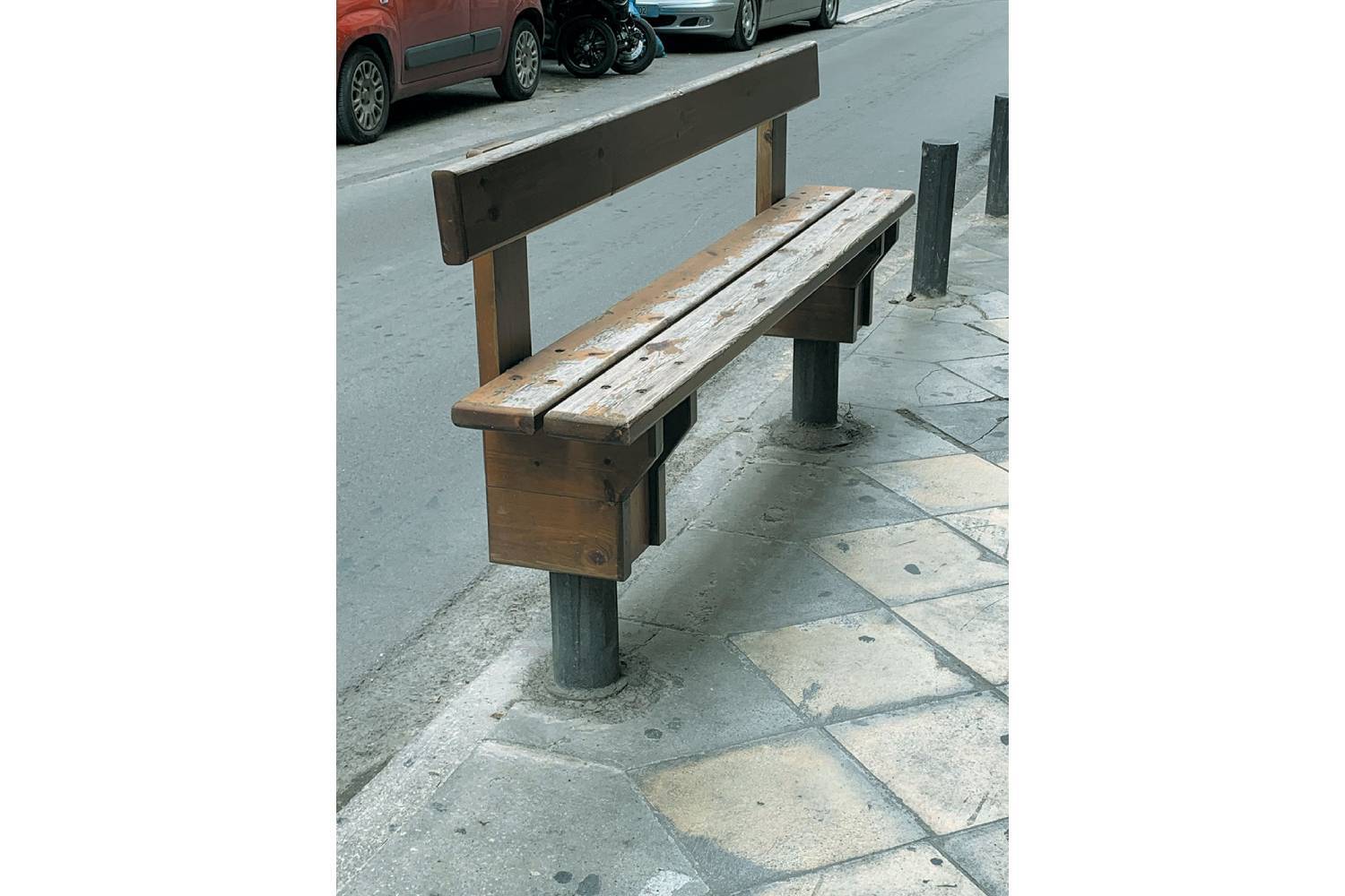 Τραπεζάκια σε ασυνήθιστες θέσεις σε δημόσιους χώρους 