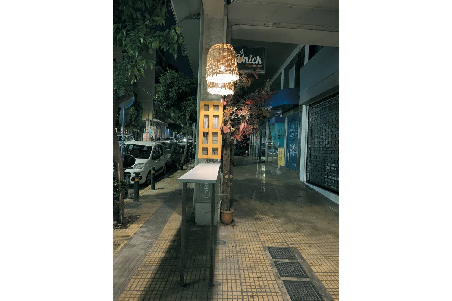 Τραπεζάκια σε ασυνήθιστες θέσεις σε δημόσιους χώρους 