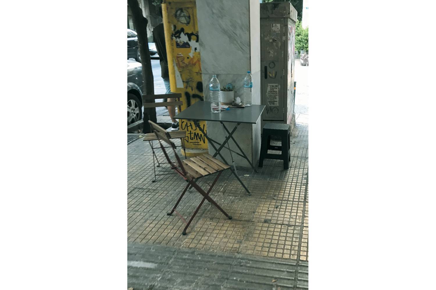 Τραπεζάκια σε ασυνήθιστες θέσεις σε δημόσιους χώρους 