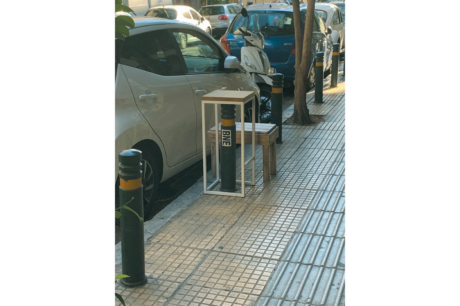 Τραπεζάκια σε ασυνήθιστες θέσεις σε δημόσιους χώρους 