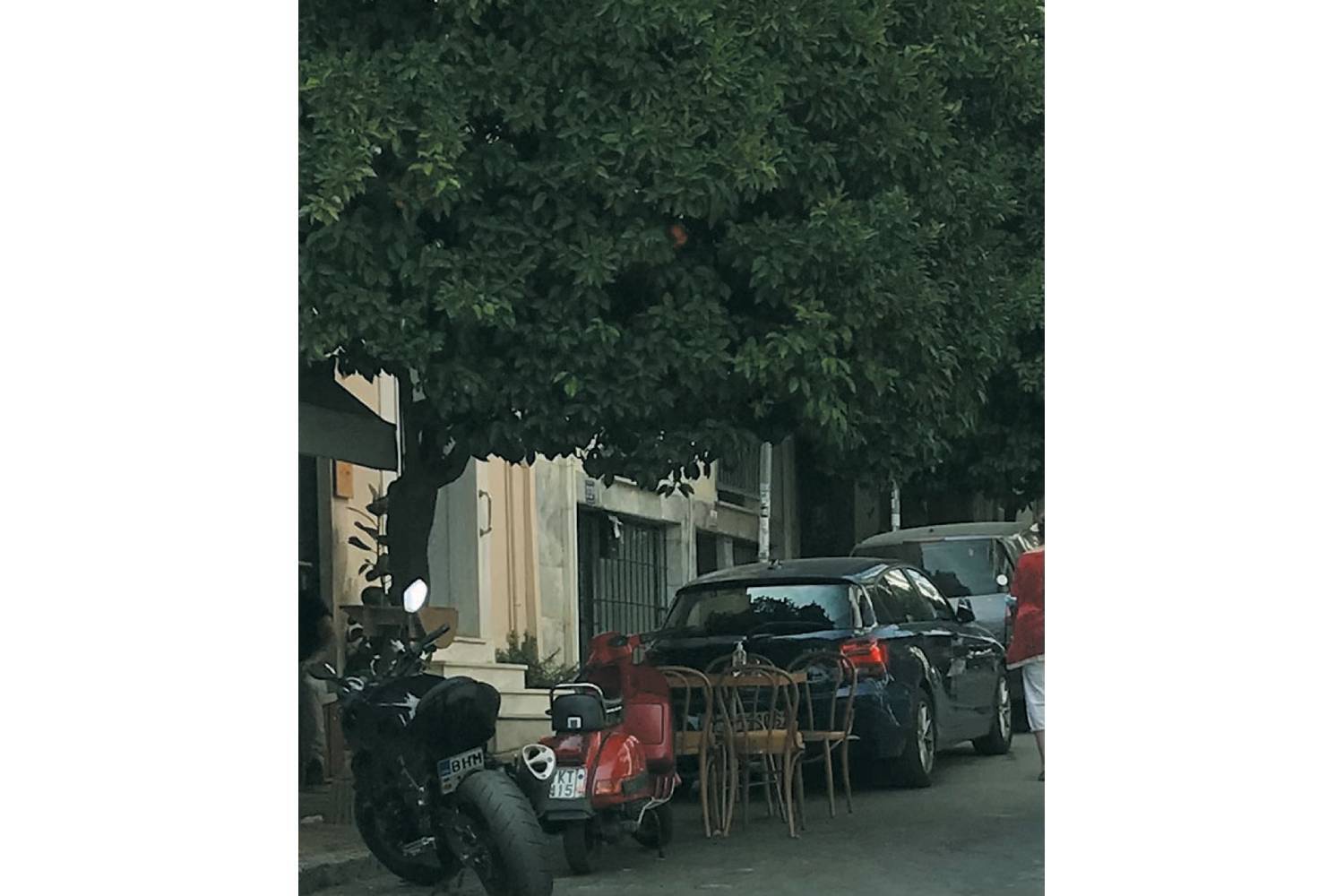 Τραπεζάκια σε ασυνήθιστες θέσεις σε δημόσιους χώρους 