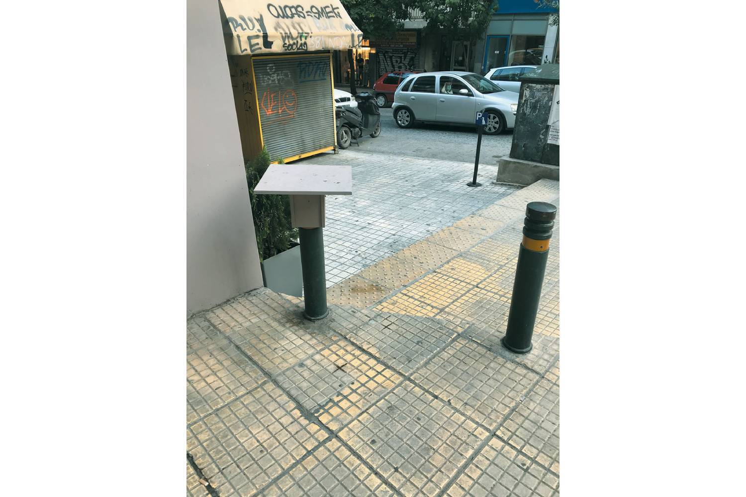 Τραπεζάκια σε ασυνήθιστες θέσεις σε δημόσιους χώρους 