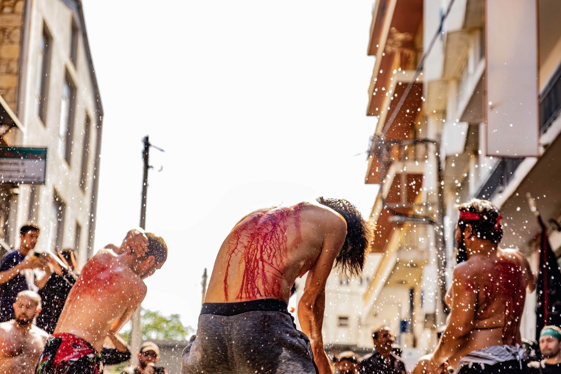 Ασούρα: To αυτομαστίγωμα των Σιιτών Μουσουλμάνων στον Πειραιά μέσα από τον φακό του Τάσου Βρεττού