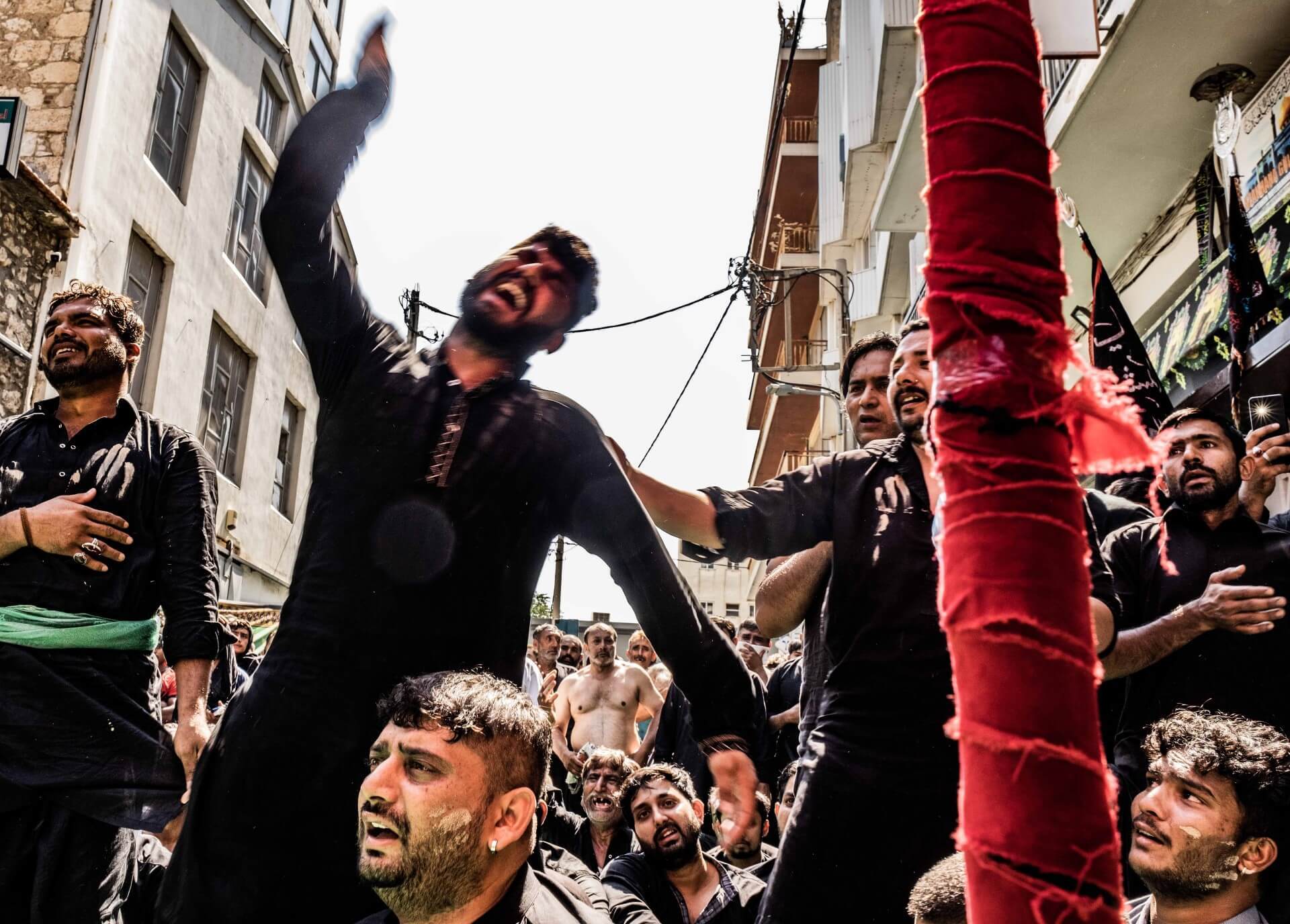 Ασούρα: To αυτομαστίγωμα των Σιιτών Μουσουλμάνων στον Πειραιά μέσα από τον φακό του Τάσου Βρεττού