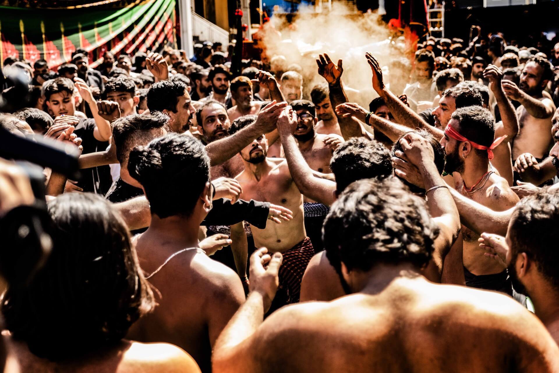 Ασούρα: To αυτομαστίγωμα των Σιιτών Μουσουλμάνων στον Πειραιά μέσα από τον φακό του Τάσου Βρεττού