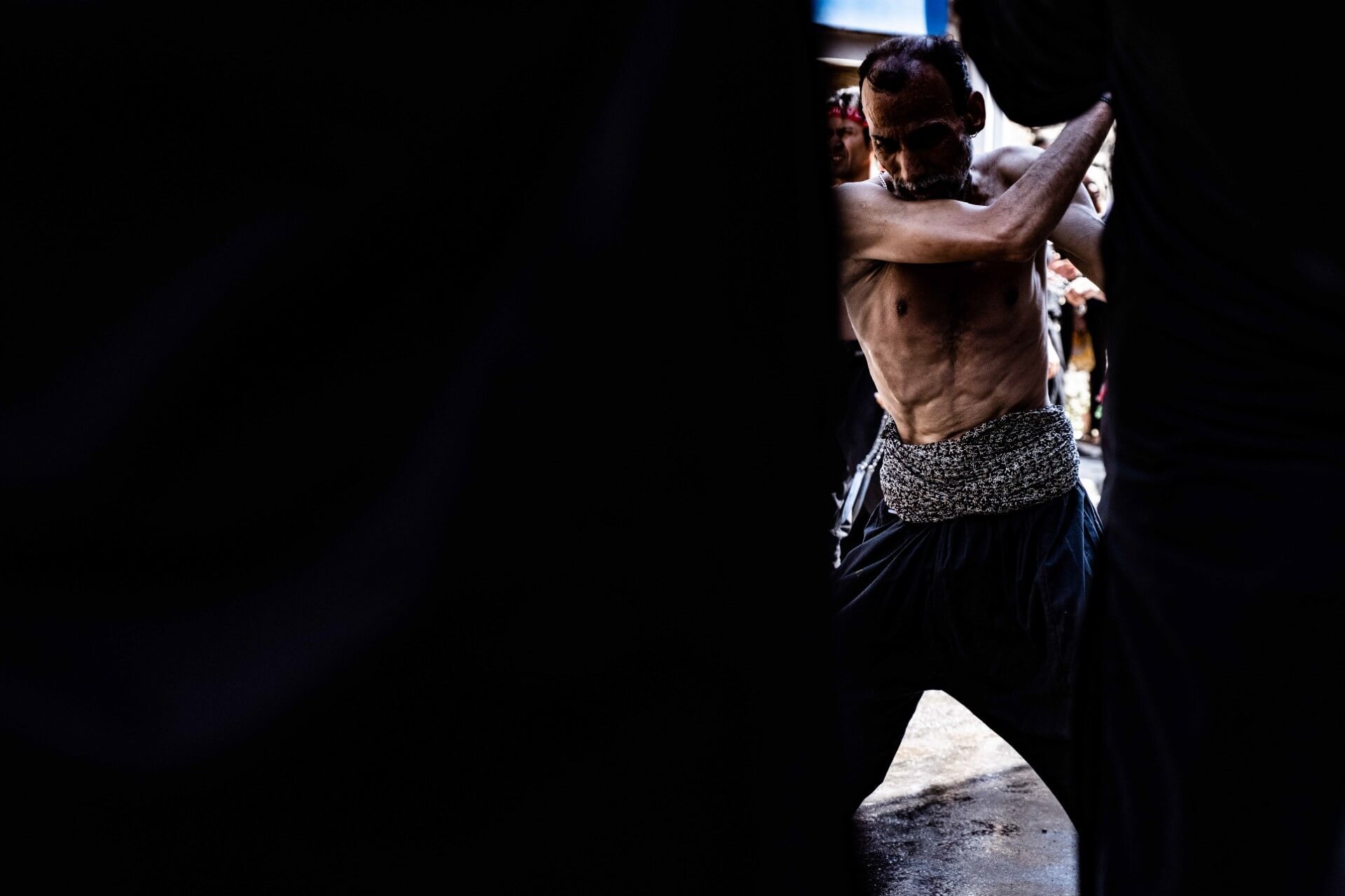 Ασούρα: To αυτομαστίγωμα των Σιιτών Μουσουλμάνων στον Πειραιά μέσα από τον φακό του Τάσου Βρεττού