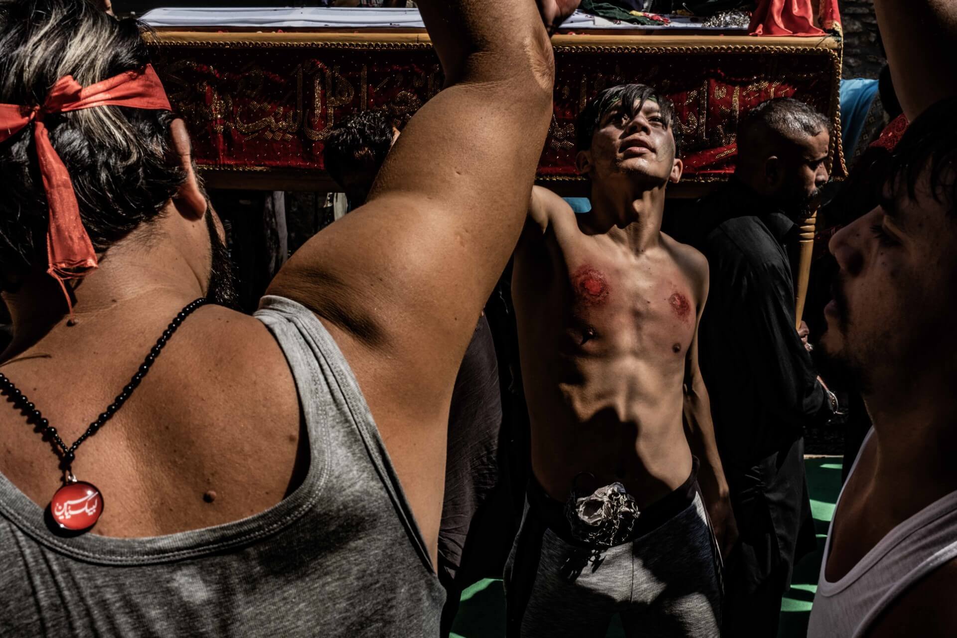 Ασούρα: To αυτομαστίγωμα των Σιιτών Μουσουλμάνων στον Πειραιά μέσα από τον φακό του Τάσου Βρεττού