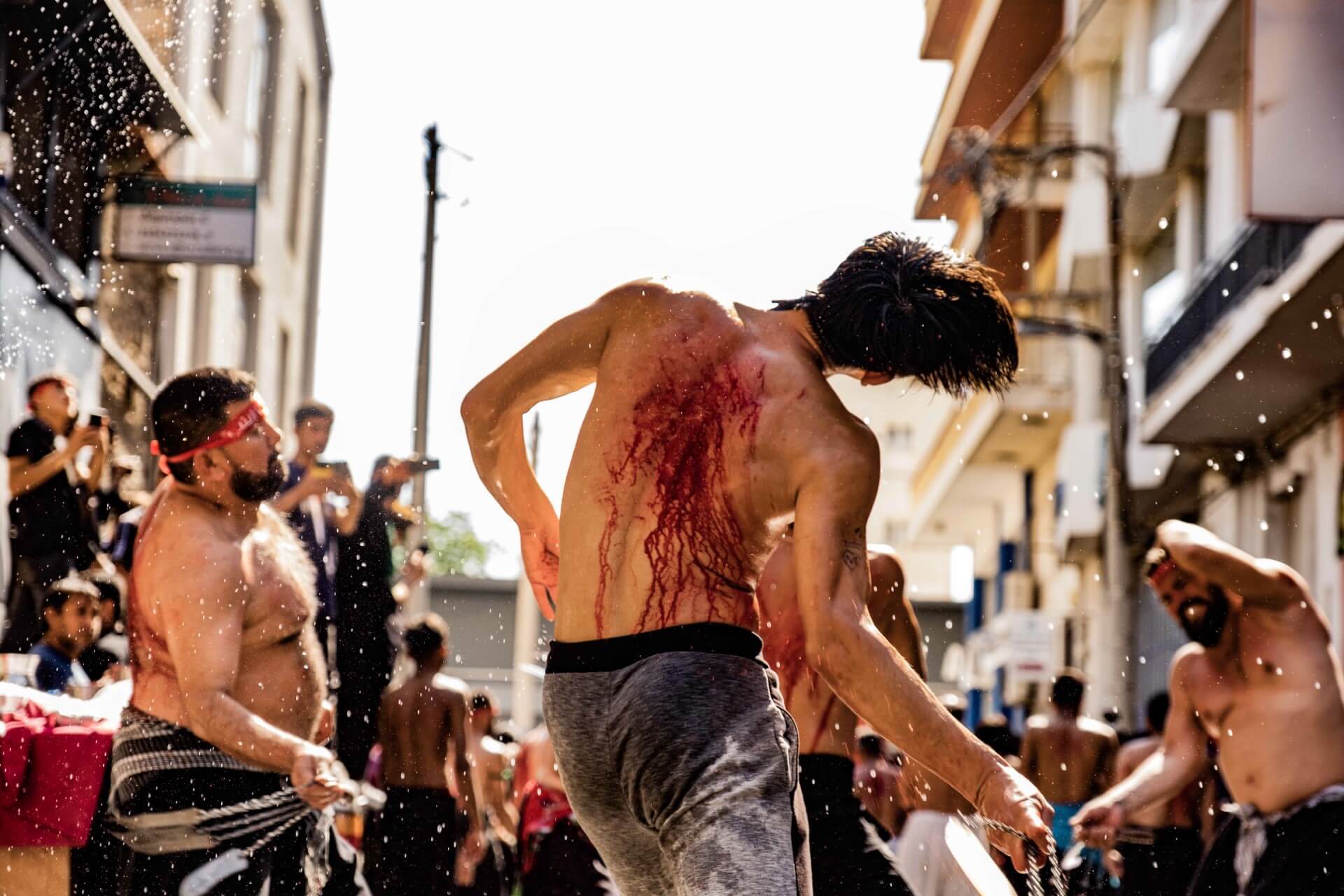 Ασούρα: To αυτομαστίγωμα των Σιιτών Μουσουλμάνων στον Πειραιά μέσα από τον φακό του Τάσου Βρεττού