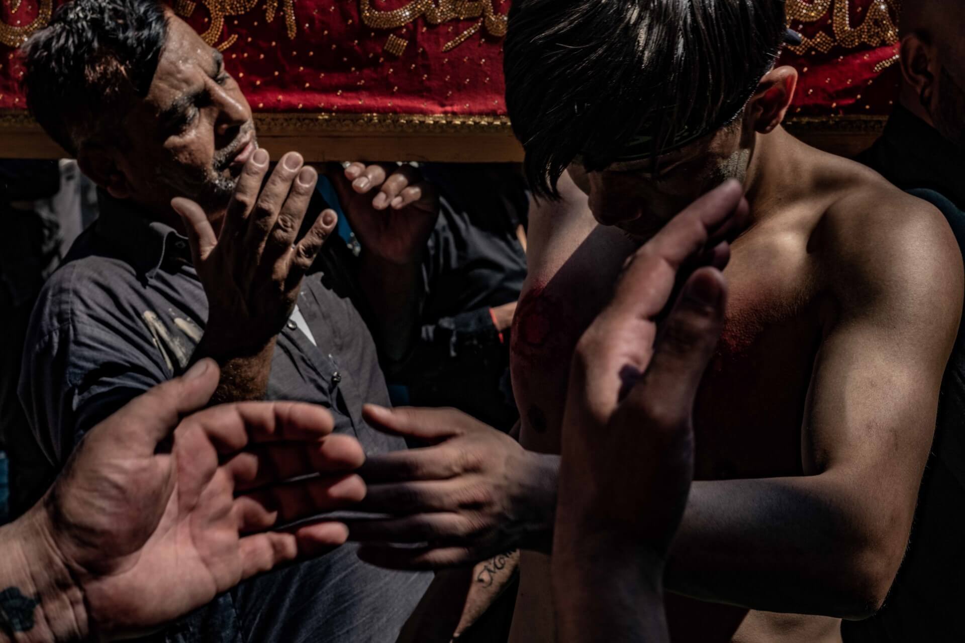 Ασούρα: To αυτομαστίγωμα των Σιιτών Μουσουλμάνων στον Πειραιά μέσα από τον φακό του Τάσου Βρεττού