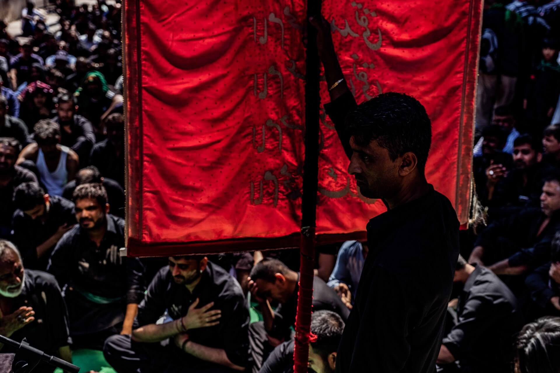 Ασούρα: To αυτομαστίγωμα των Σιιτών Μουσουλμάνων στον Πειραιά μέσα από τον φακό του Τάσου Βρεττού