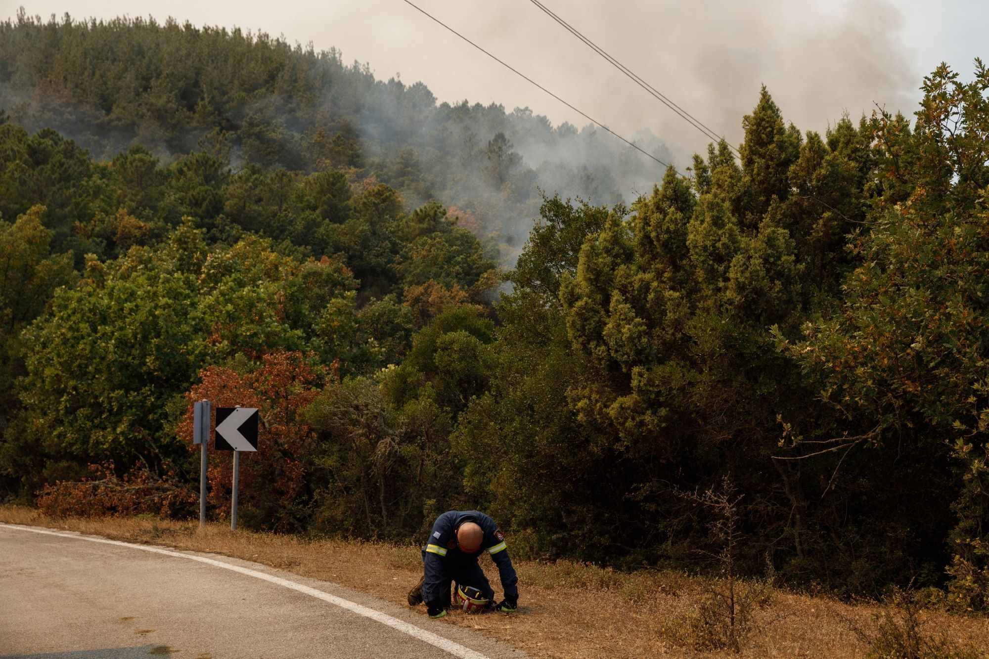 Ένας πυροσβέστης λυγίζει από την κούραση κατά τη μάχη με τις φλόγες στην Αλεξανδρούπολη ©Konstantinos Tsakalidis / SOOC