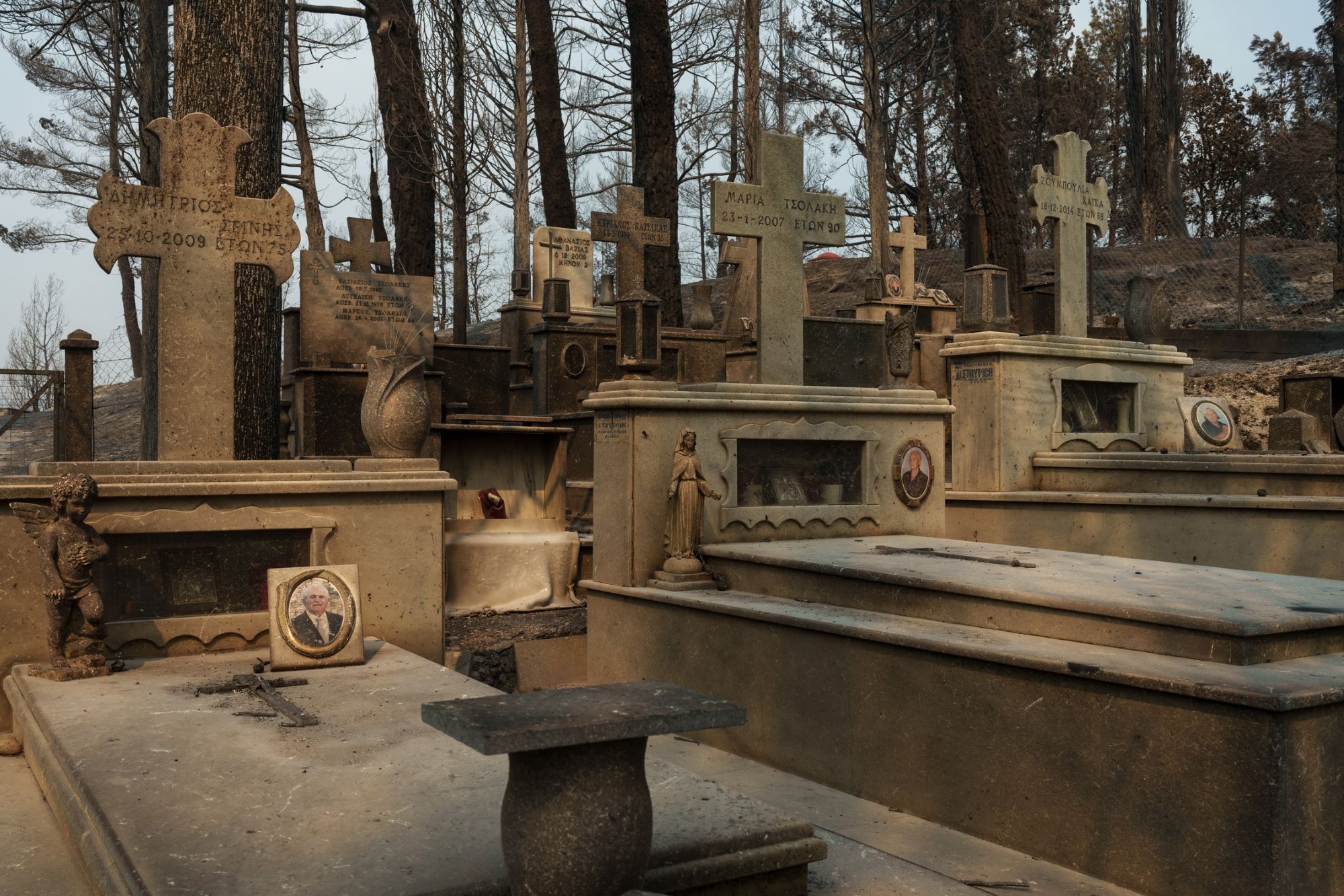 Οι φλόγες πέρασαν μέσα από το νεκροταφείο ©Konstantinos Tsakalidis / SOOC