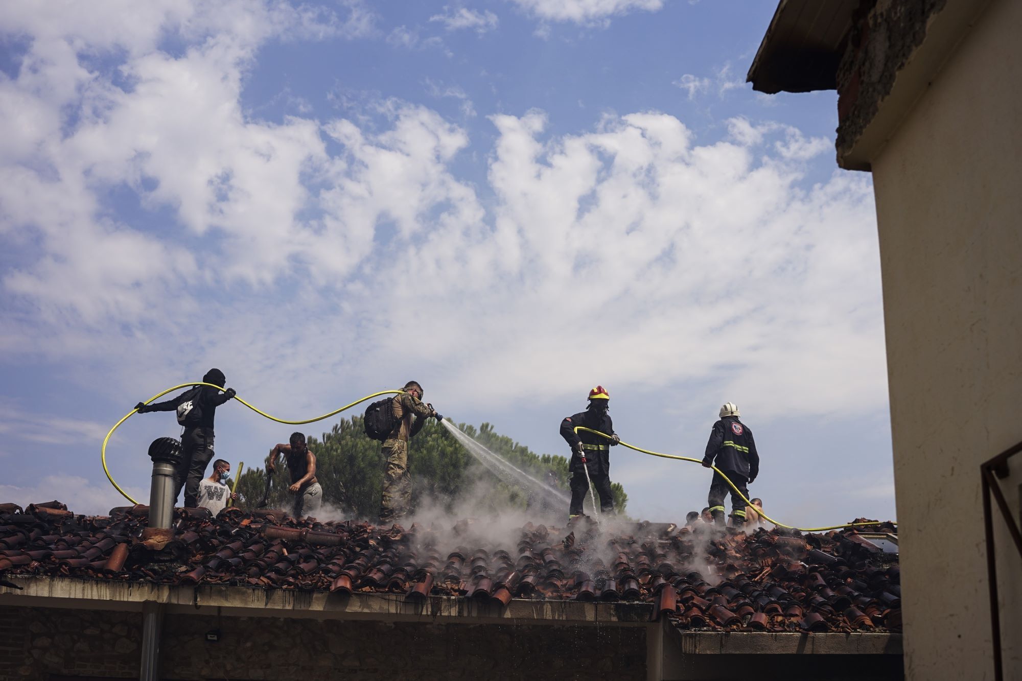 Μάχη με τις φλόγες στο Μενίδι ©Giannis Boziaris / SOOC