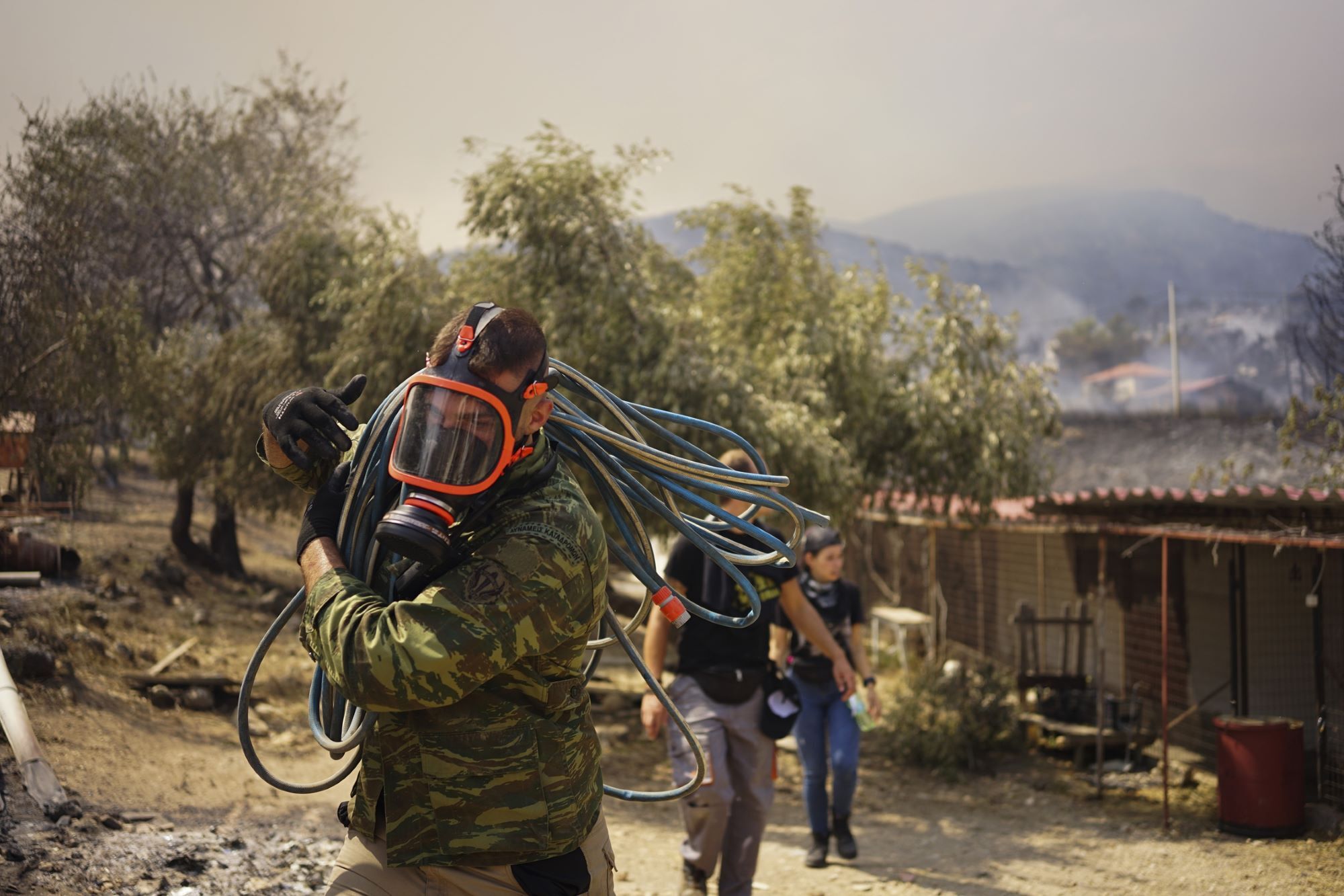 Μάχη με τις φλόγες στους πρόποδες της Πάρνηθας ©©Giannis Boziaris / SOOC